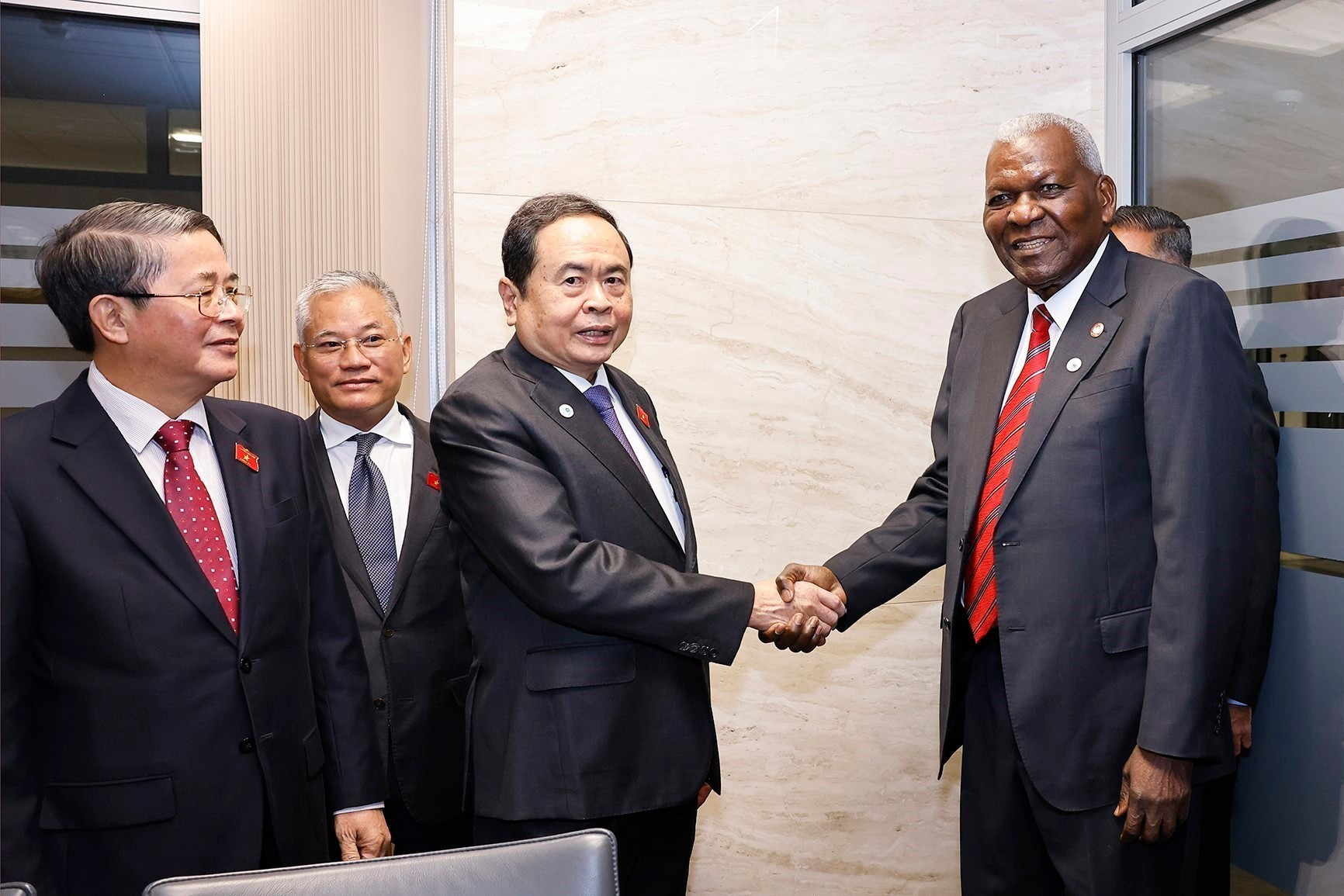 越南国会主席陈青敏会见古巴人民政权全国代表大会主席埃斯特万·拉索·埃尔南德斯。