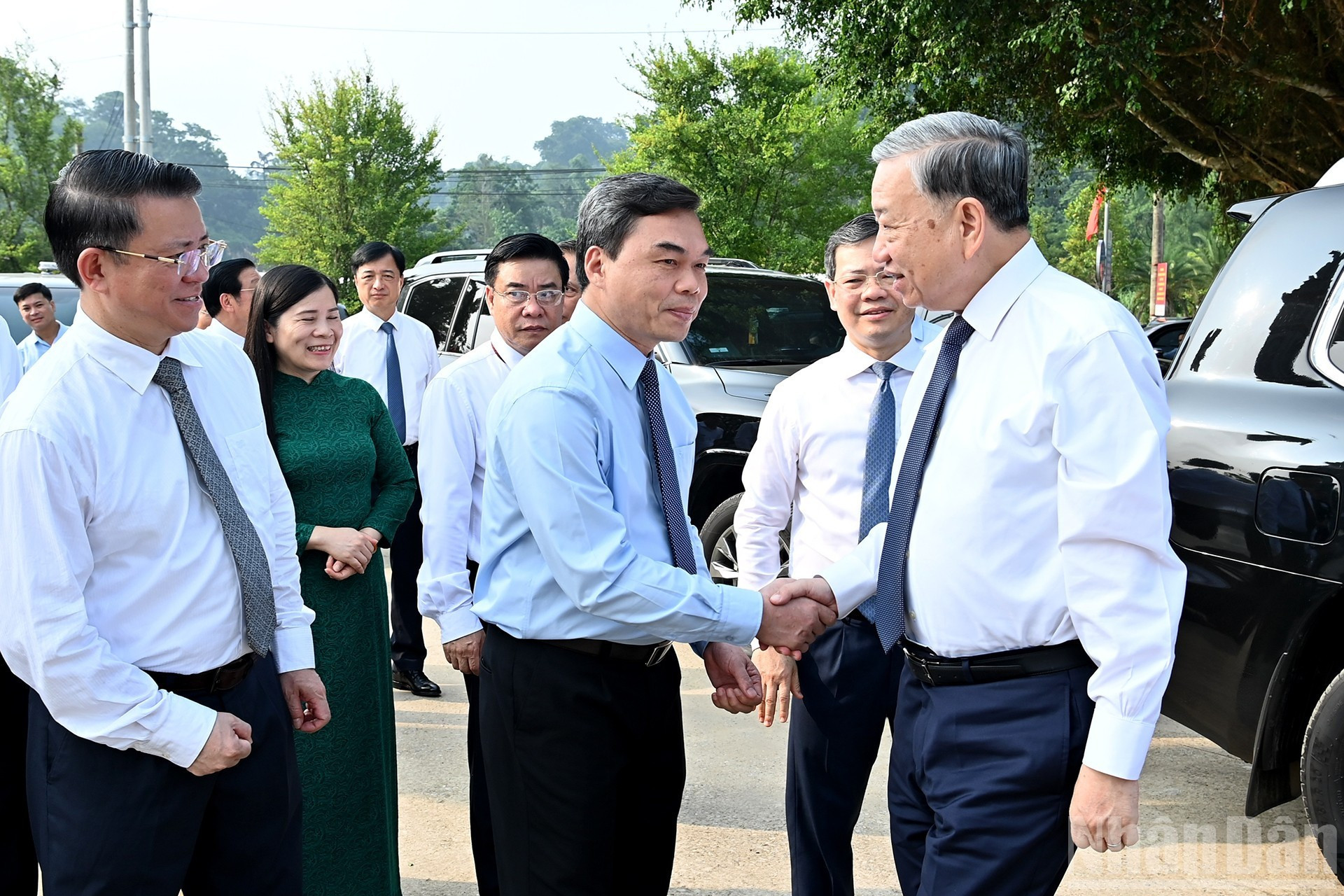 苏林总书记与各位代表。 苏林总书记与各位代表。
