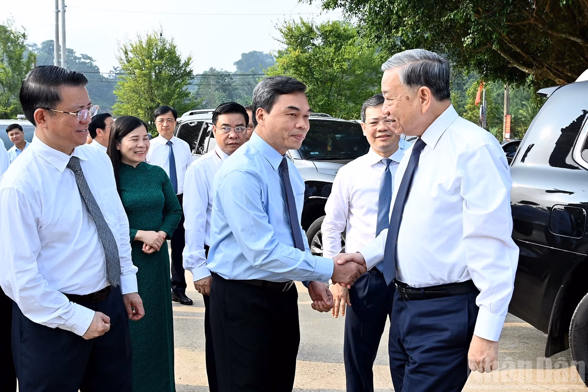 苏林总书记与各位代表。