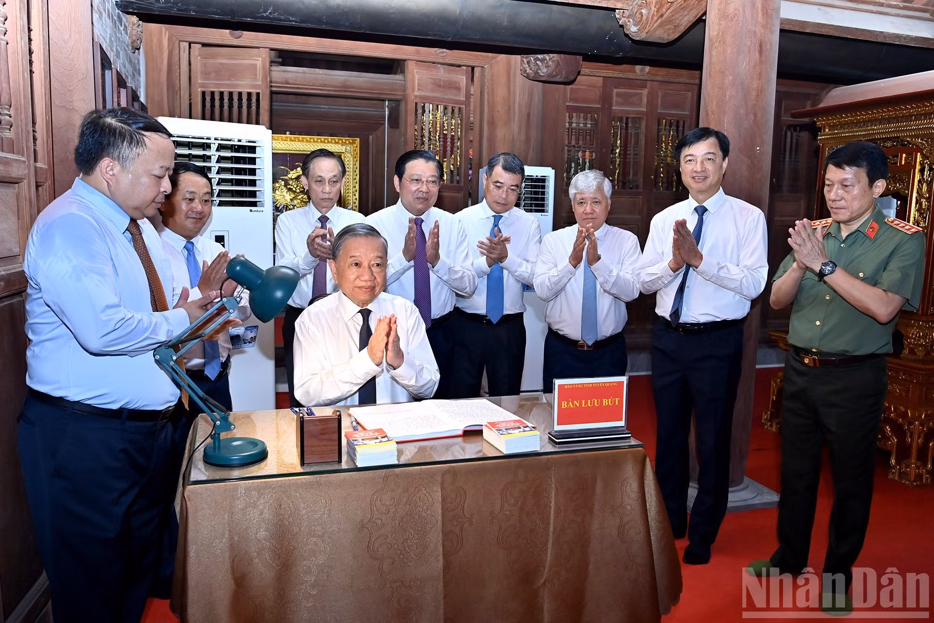 苏林总书记在留言簿上留言。