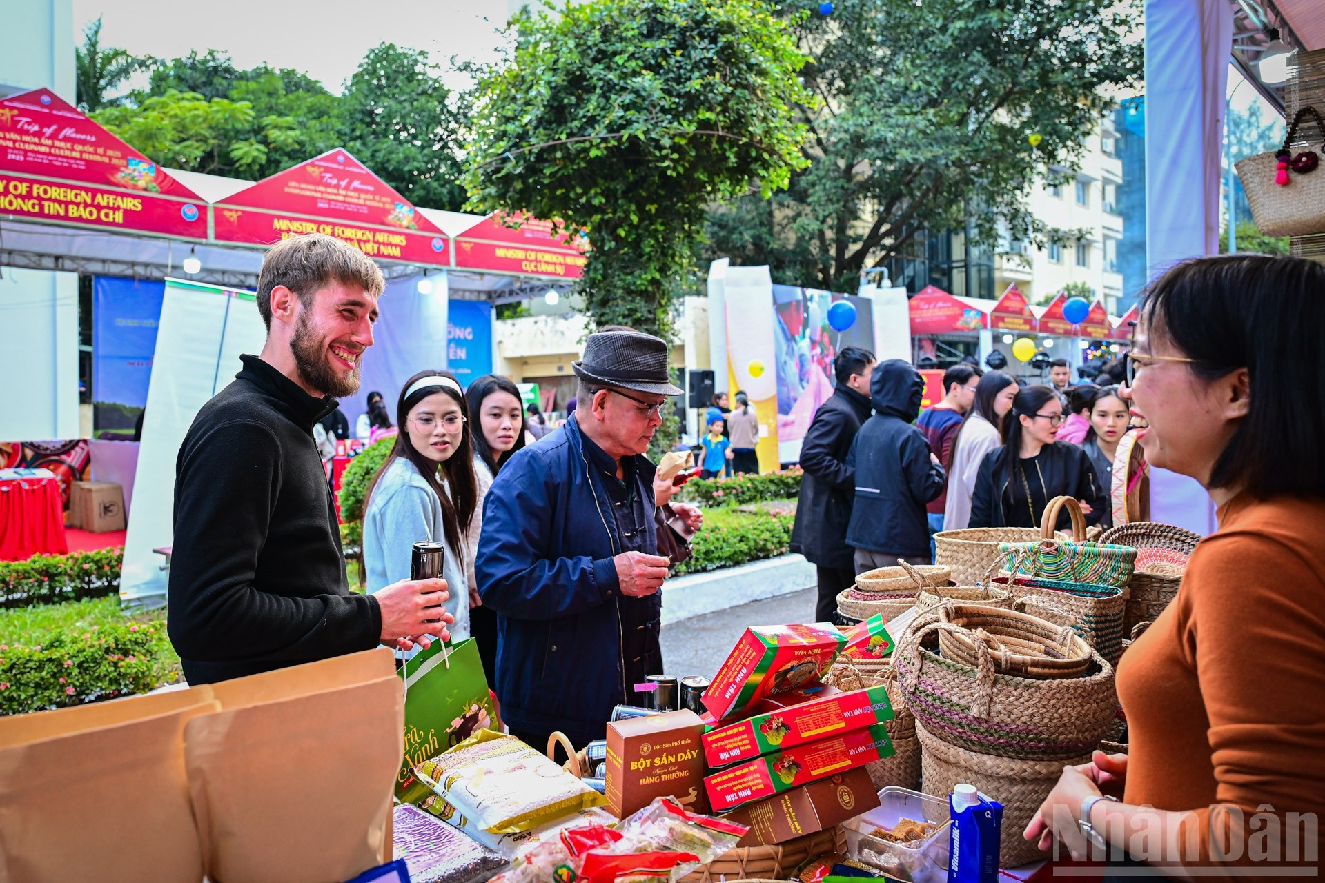 国际食客有机会品尝到来自越南各个地区的典型美食。