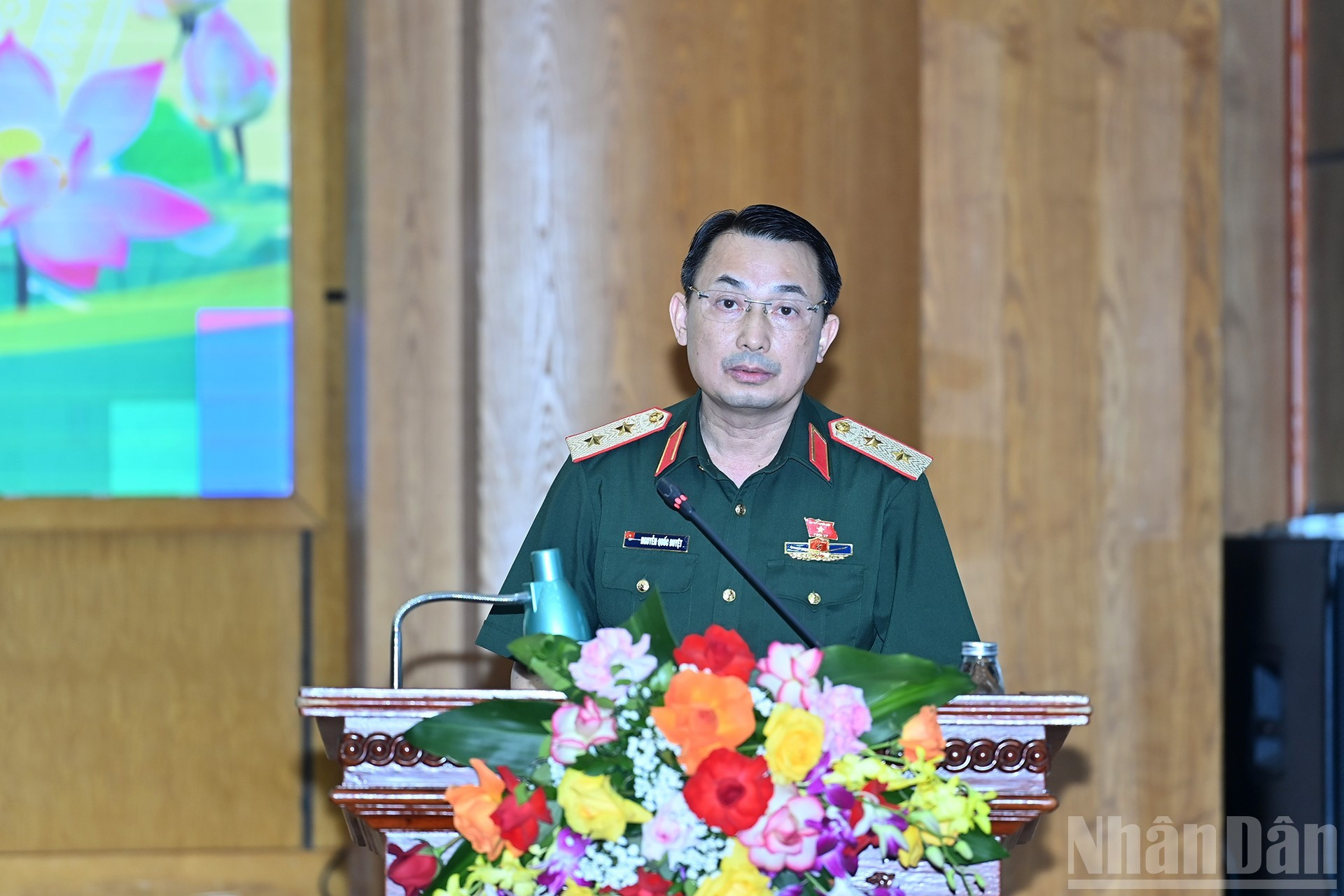 国会代表阮国阅在会上作报告。 国会代表阮国阅在会上作报告。