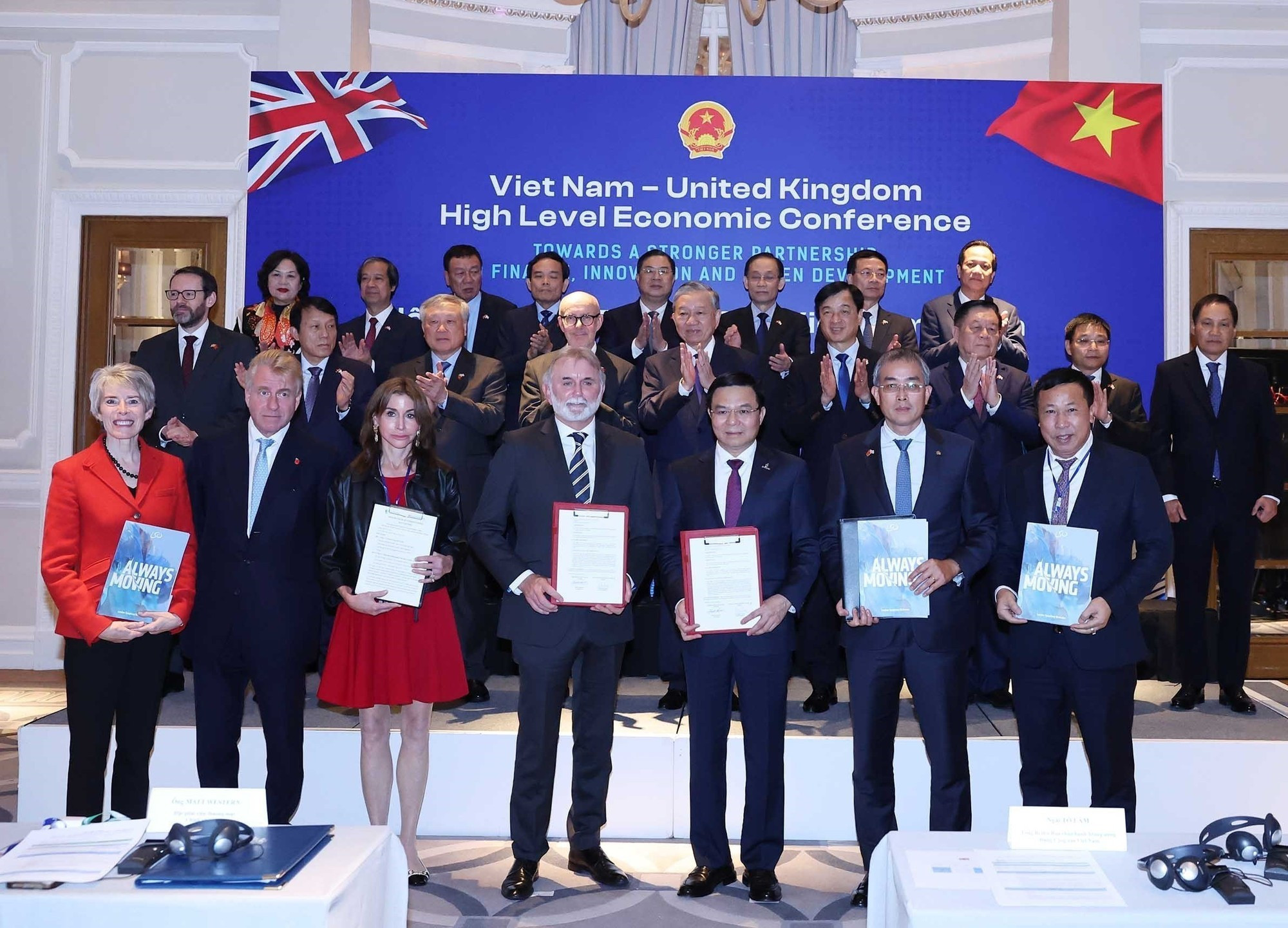 苏林总书记见证了两国各部委、机构、地方政府和企业间合作协议的交换仪式。 苏林总书记见证了两国各部委、机构、地方政府和企业间合作协议的交换仪式。