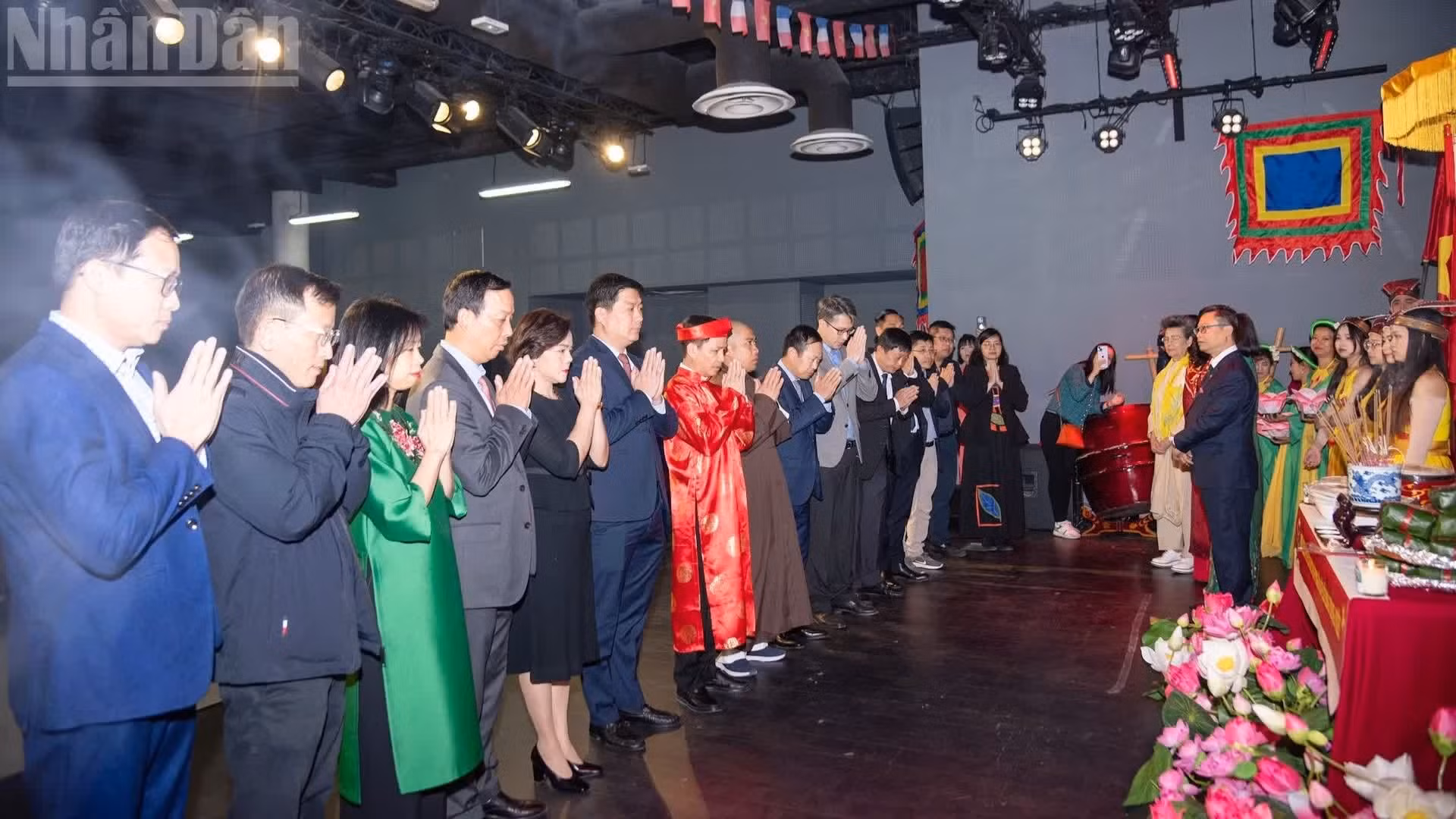 越南驻法国代表处代表上香，以纪念和表达对雄王功绩的感激之情。