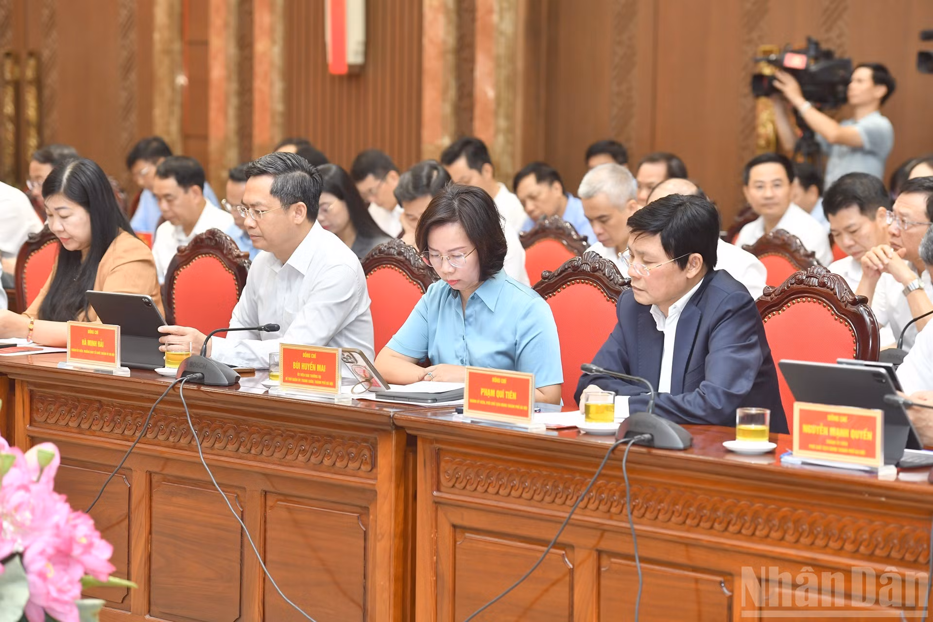 各位代表出席会议。