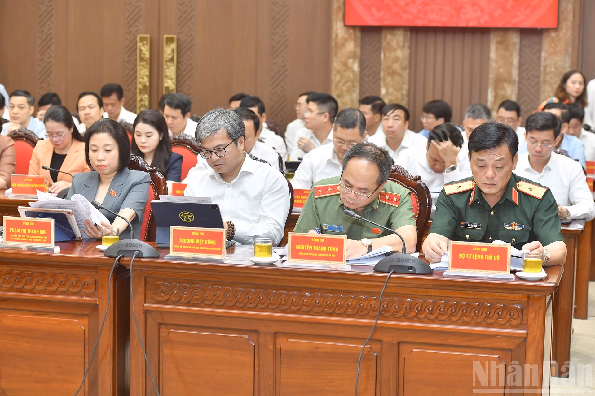 各位代表出席会议。