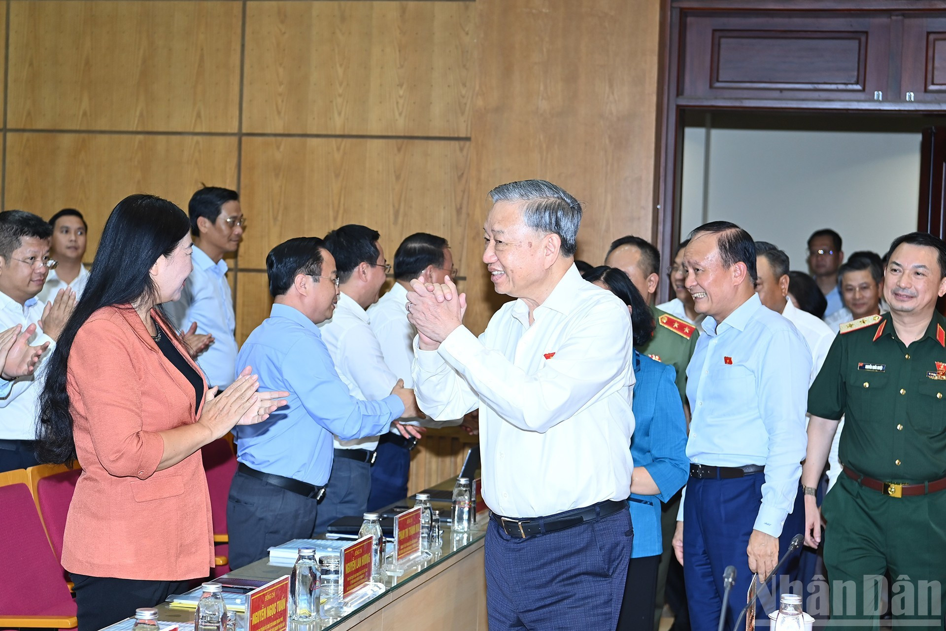 苏林总书记以及各位代表出席会议。 苏林总书记以及各位代表出席会议。