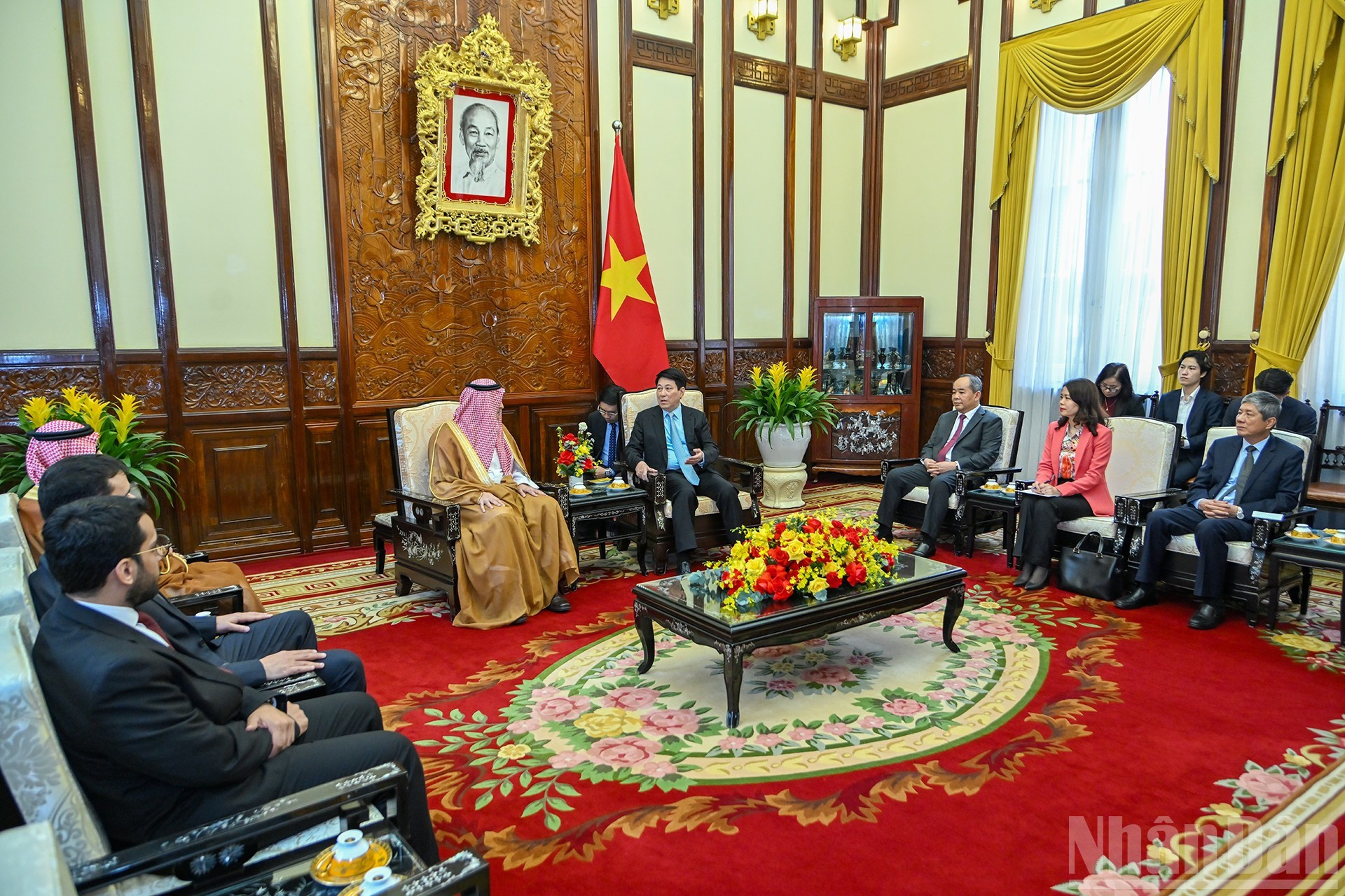 越南国家主席梁强会见沙特阿拉伯王国驻越南特命全权大使穆罕默德·伊斯梅尔·达尔维的场景。