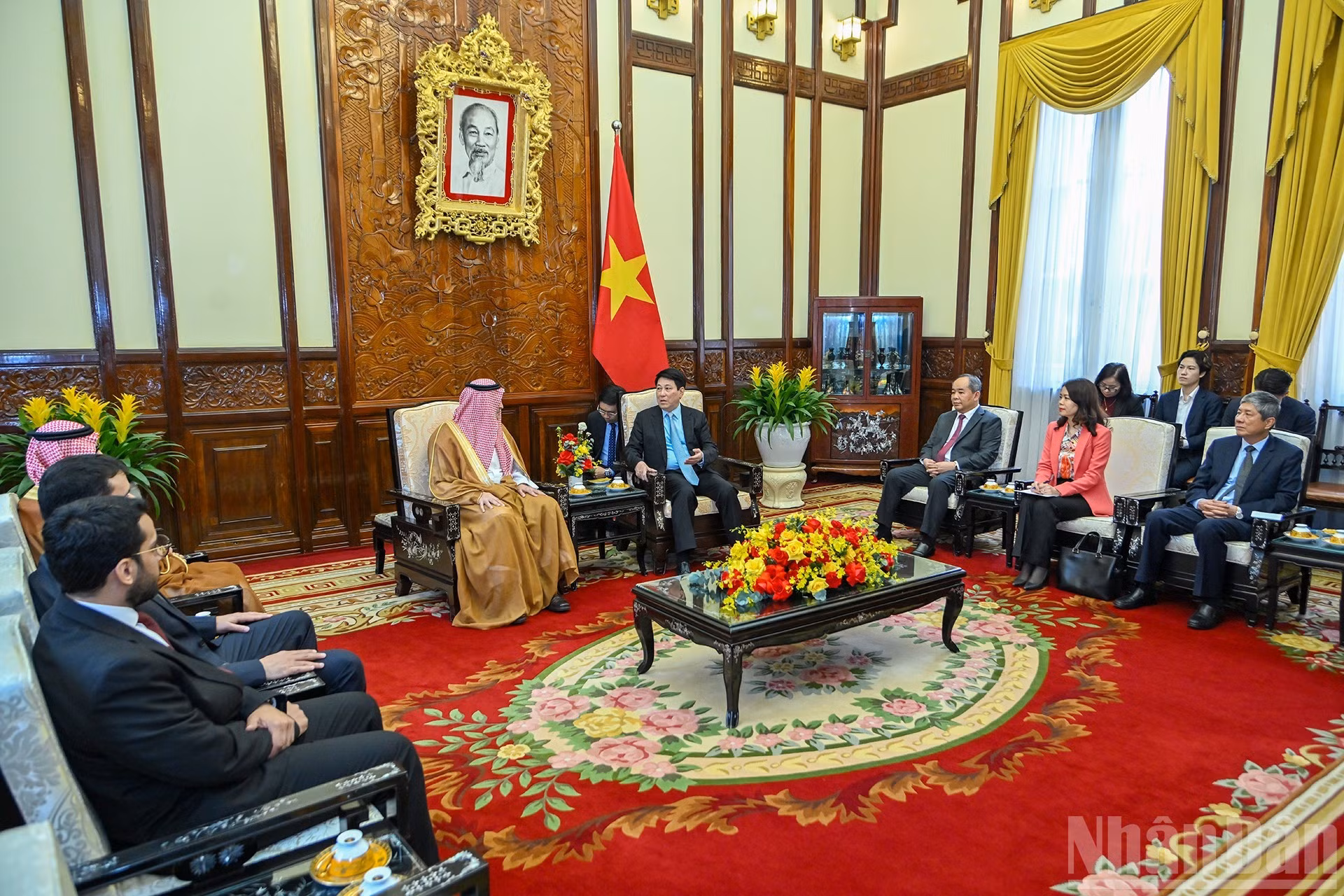 越南国家主席梁强会见沙特阿拉伯王国驻越南特命全权大使穆罕默德·伊斯梅尔·达尔维的场景。