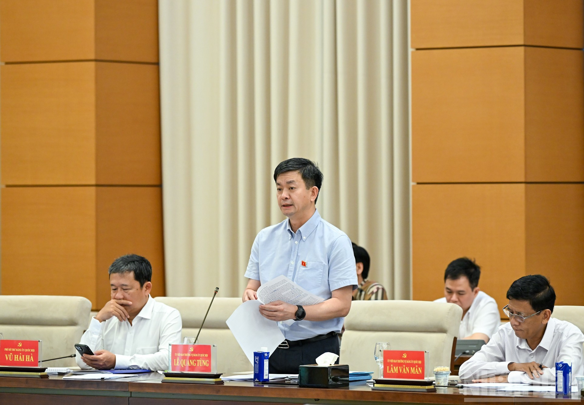 国会秘书长、国会办公室主任黎光松在会上发表讲话。 国会秘书长、国会办公室主任黎光松在会上发表讲话。