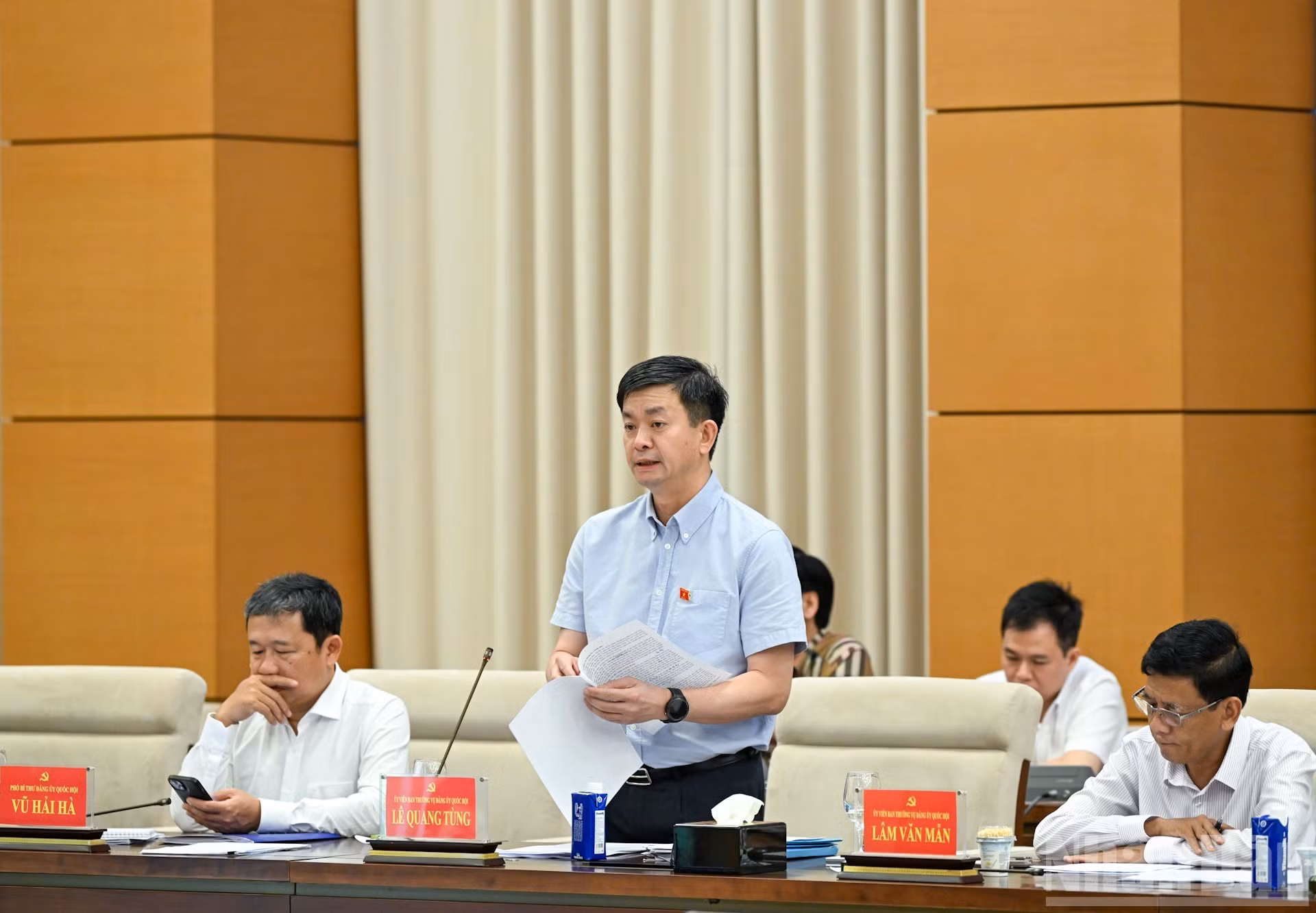 国会秘书长、国会办公室主任黎光松在会上发表讲话。