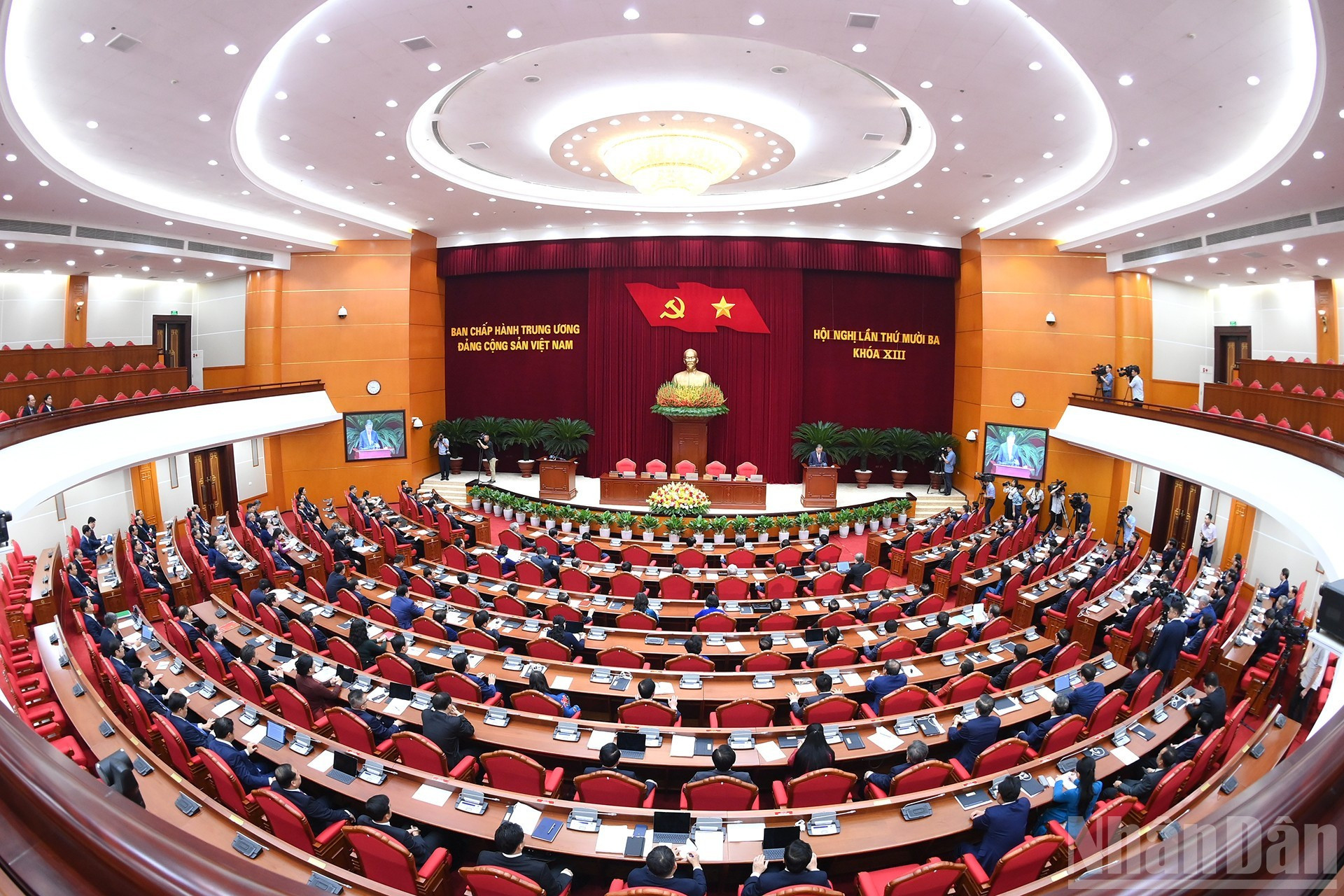 越南共产党第十三届中央委员会第十三次会议闭幕会场景。 越南共产党第十三届中央委员会第十三次会议闭幕会场景。
