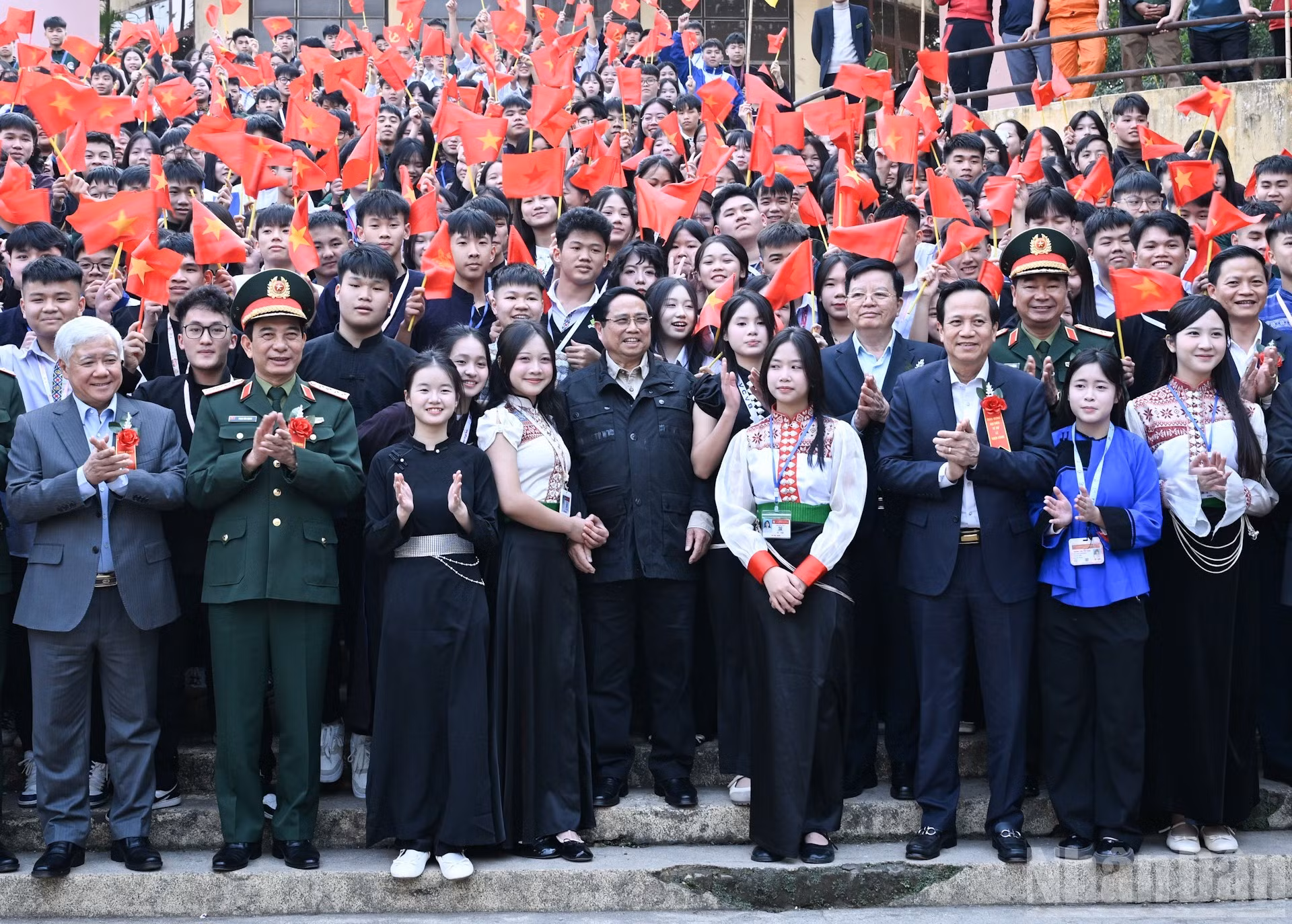 范明正总理以及党和国家领导与越北山区高中学校的学生合影留念。
