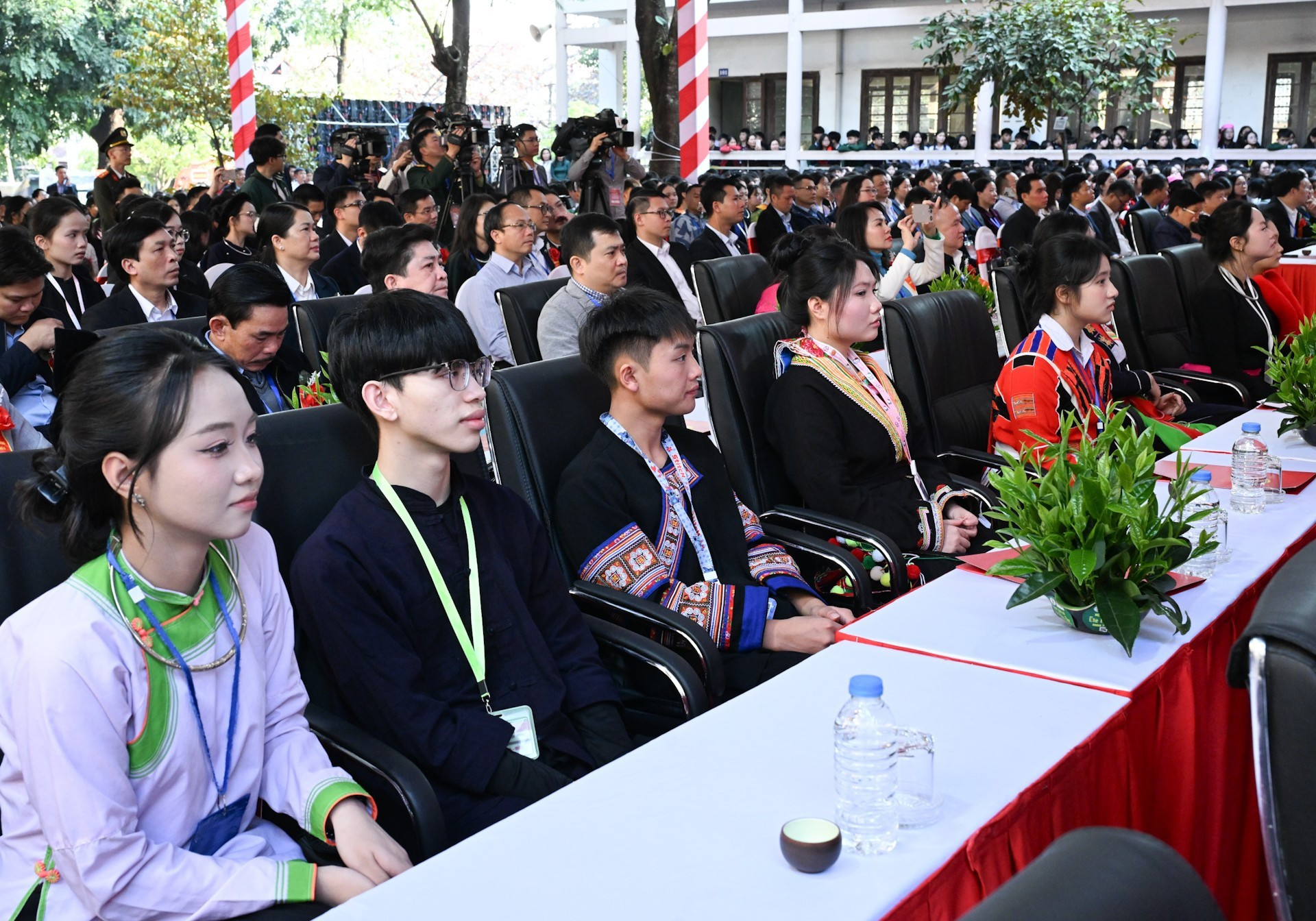 越北山区高中学校学生出席仪式。