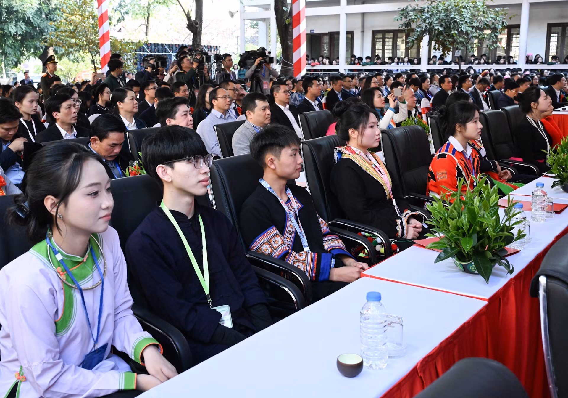 越北山区高中学校学生出席仪式。