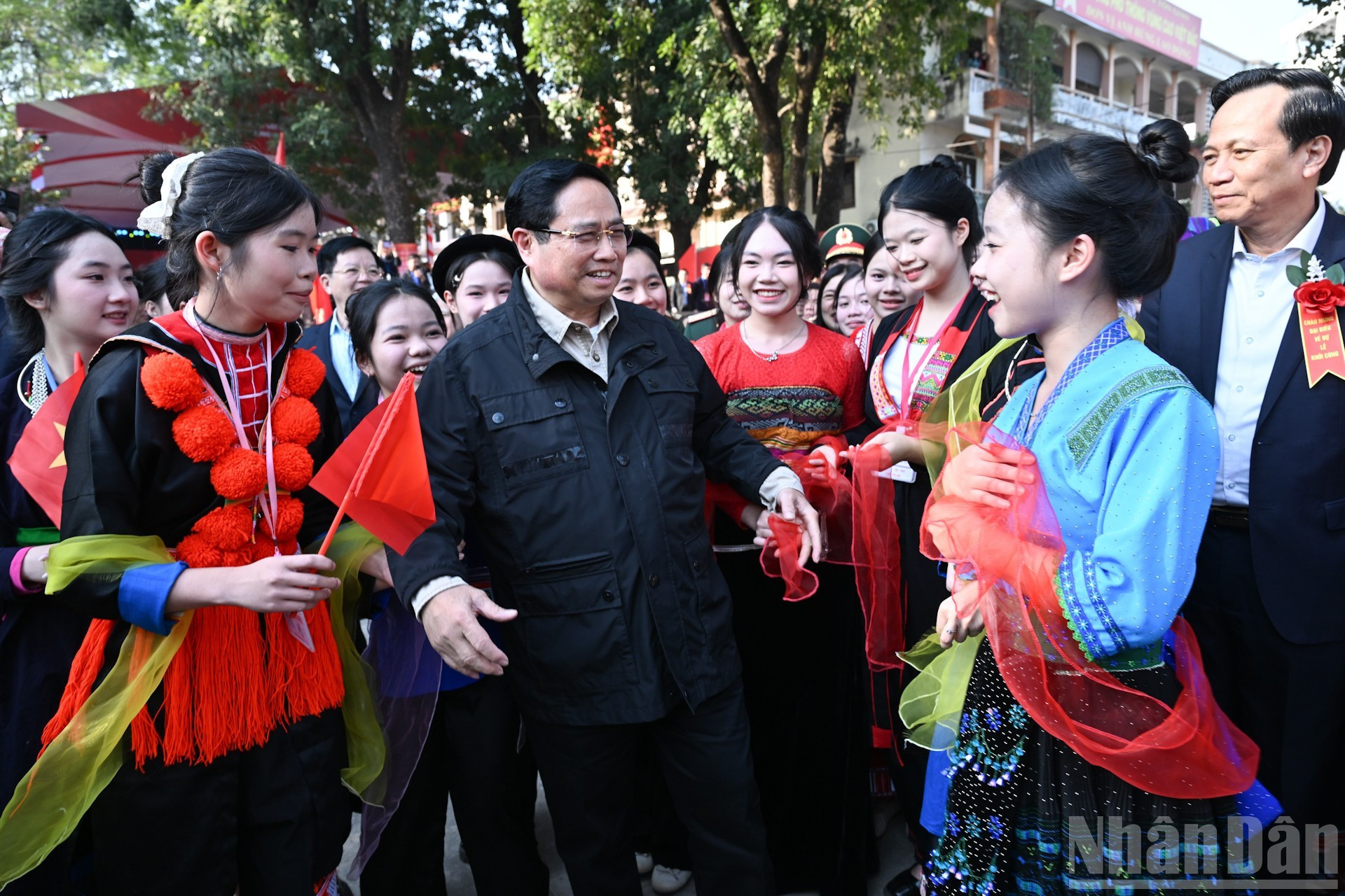 范明正总理与越北山区高中学校的学生。