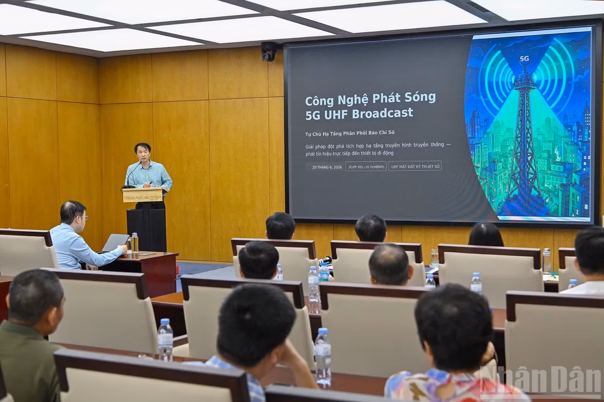 越南电视台研究与开发中心副主任、科技委员会副主席发表题为《5G UHF广播技术》的演讲。