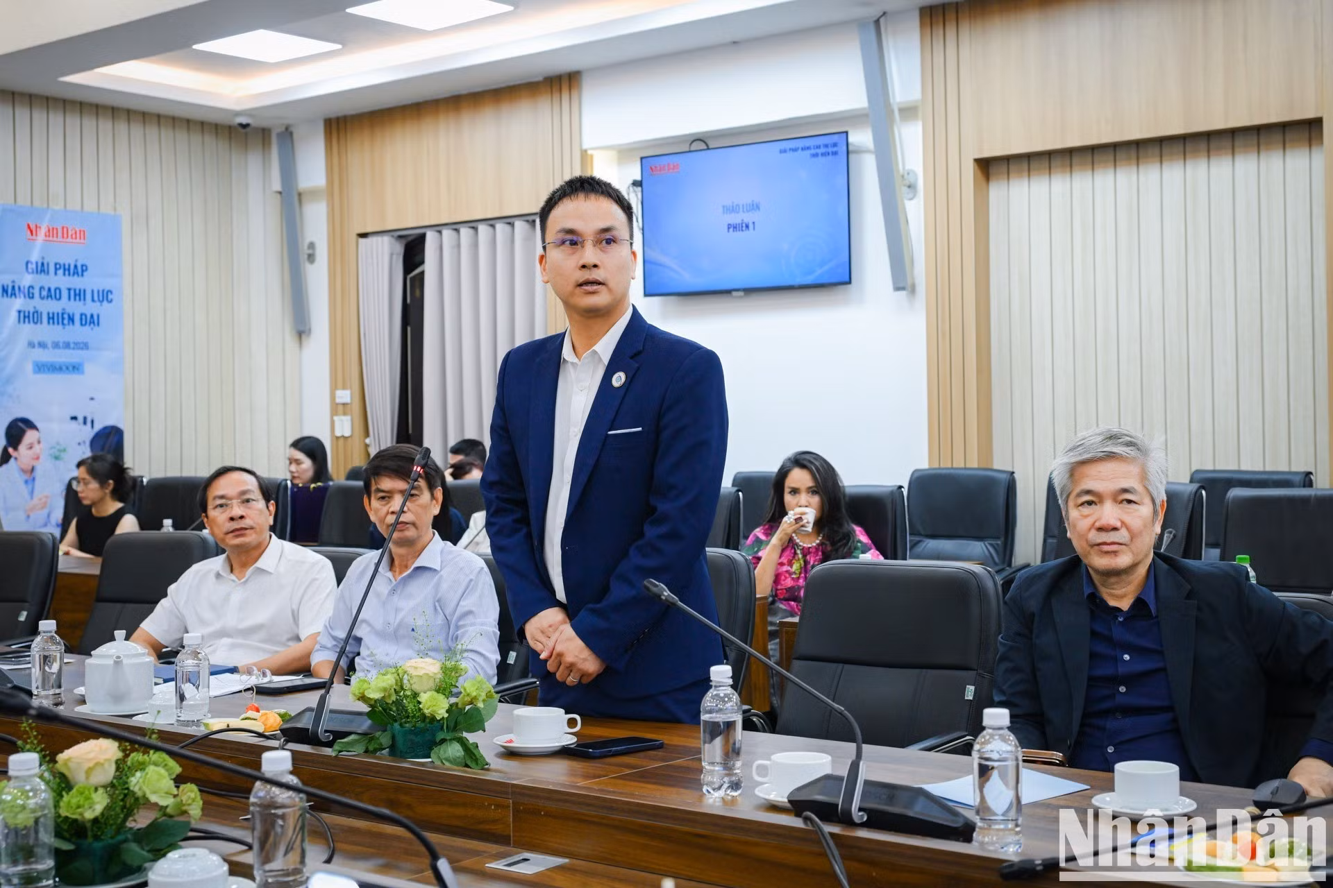 来自宁平省华闾眼科医院的代表在座谈会上分享意见。