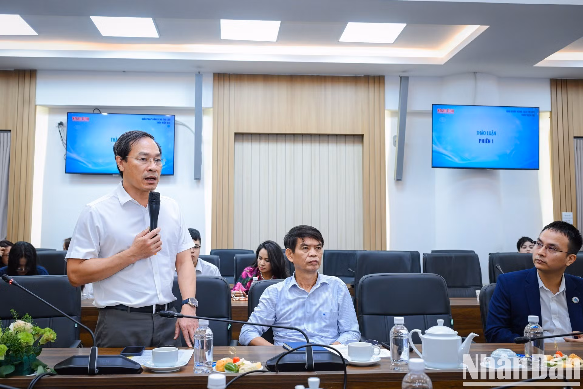 栋多医院院长阮廷福博士在座谈会上发表讲话。