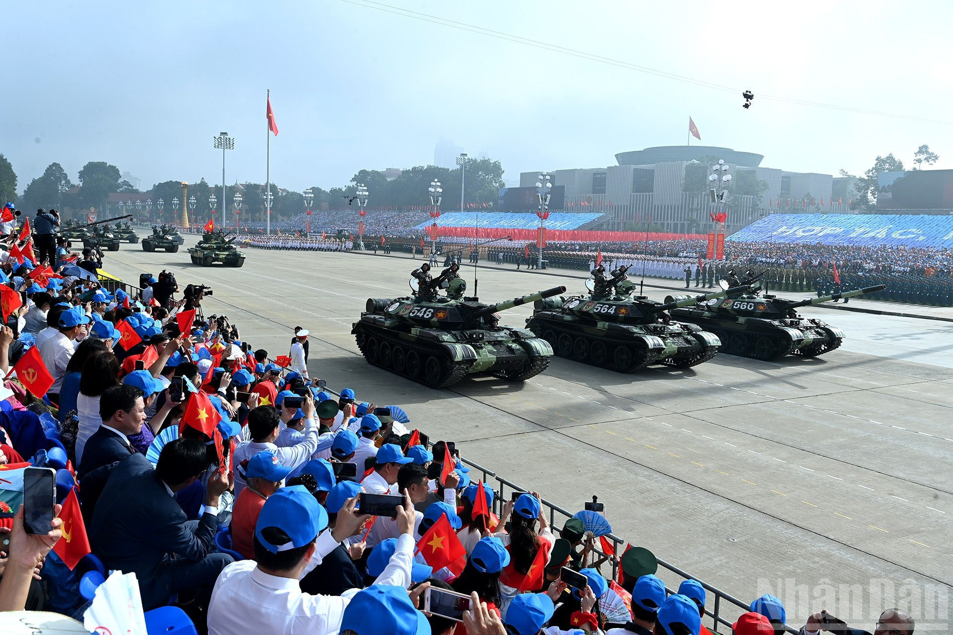 各位代表和人民群众对人民军军事车辆、火炮方队在庆祝八月革命胜利暨九·二国庆80周年的庆典、阅兵和游行中的壮观场面印象深刻。