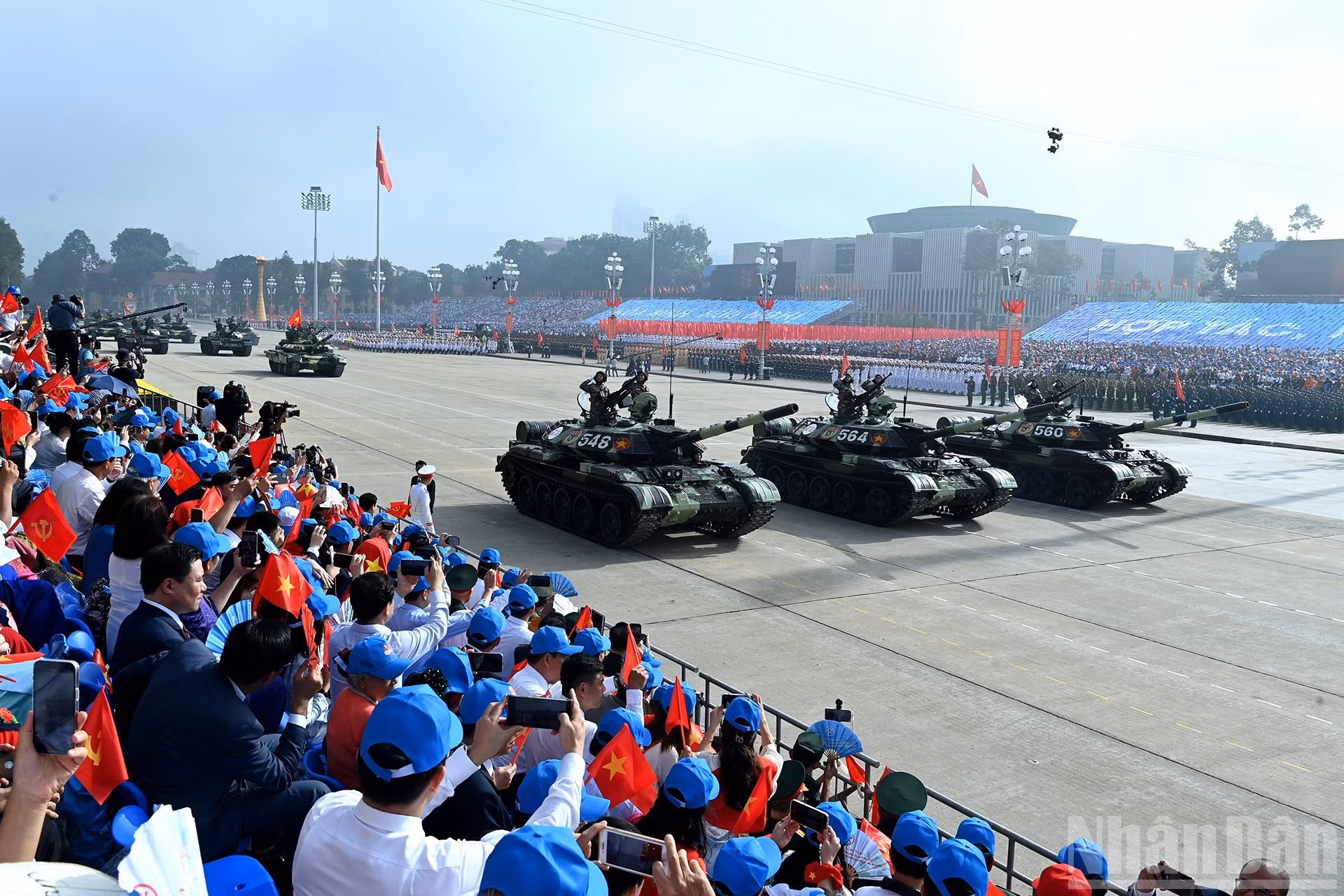 各位代表和人民群众对人民军军事车辆、火炮方队在庆祝八月革命胜利暨九·二国庆80周年的庆典、阅兵和游行中的壮观场面印象深刻。