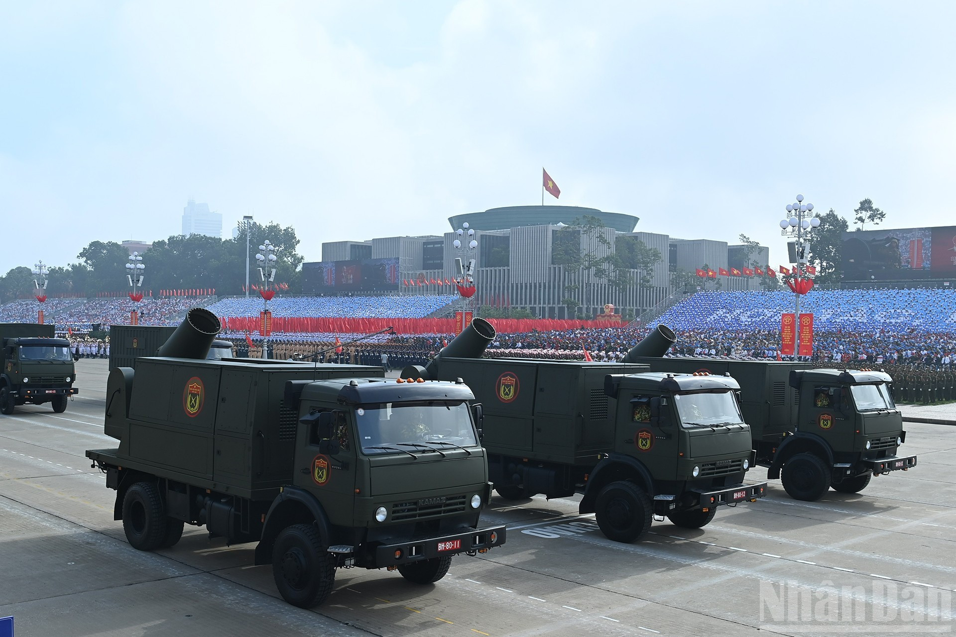 防化车辆在巴亭广场进行阅兵式游行。