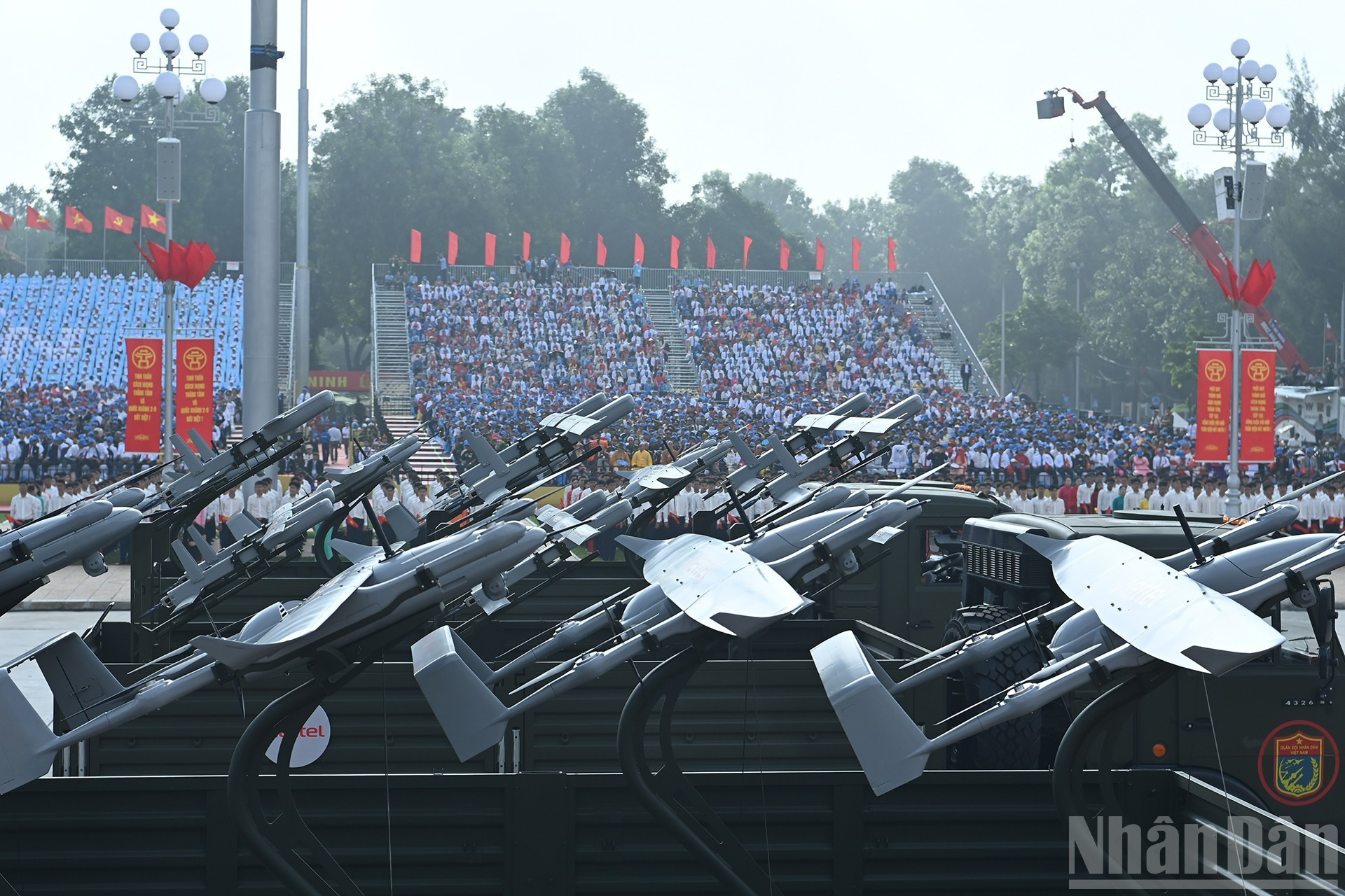 自杀式无人机在搭载人工智能后，可以配备高精度作战武器，具备极强的打击精准度。