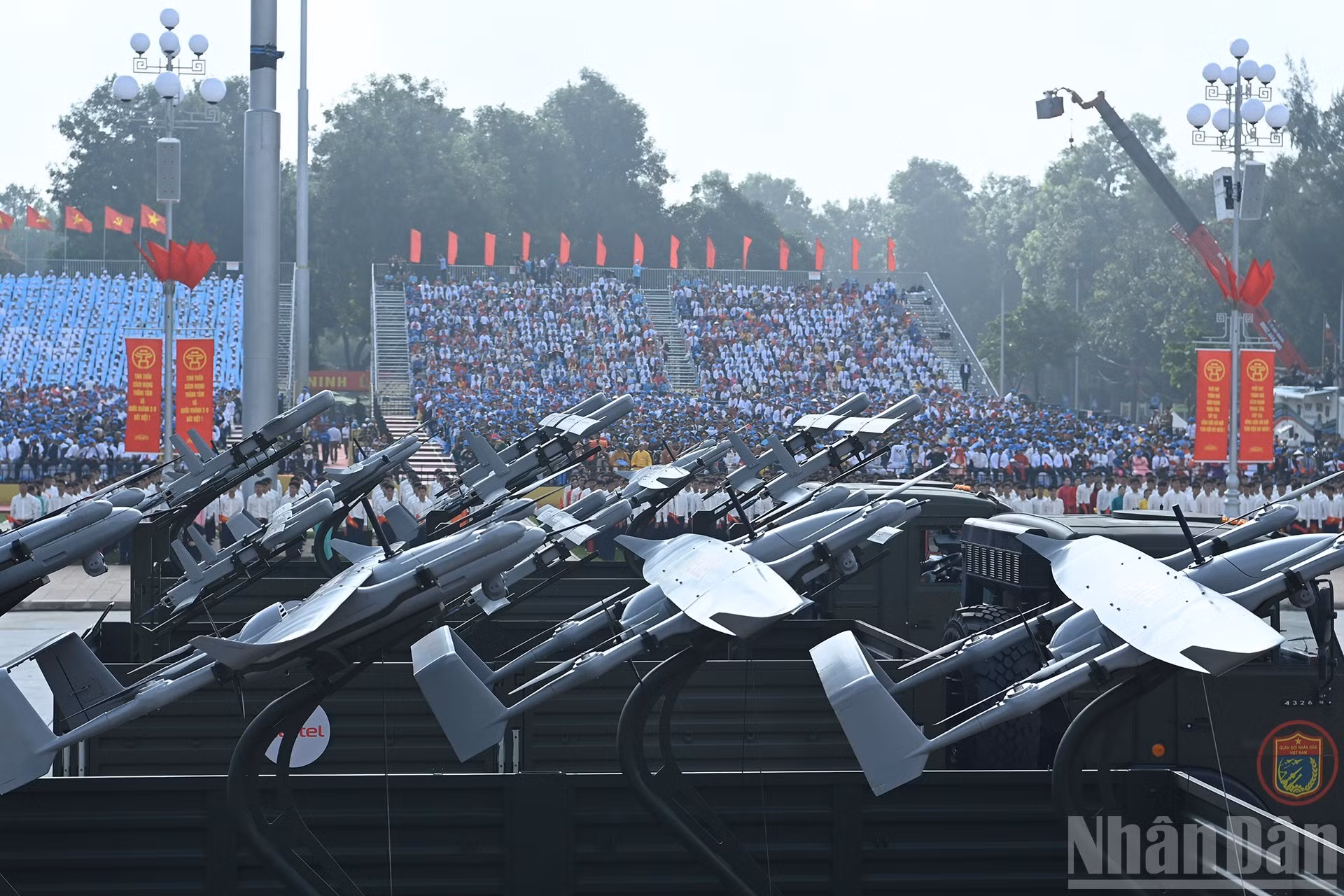 自杀式无人机在搭载人工智能后，可以配备高精度作战武器，具备极强的打击精准度。