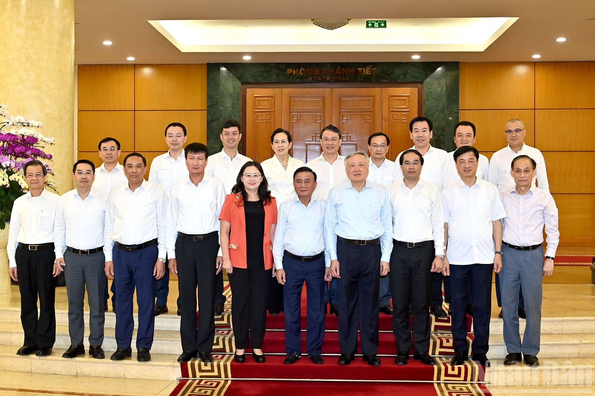 中央书记处常务书记陈锦绣以及党和国家领导和老街省委常委会代表合影。 中央书记处常务书记陈锦绣以及党和国家领导和老街省委常委会代表合影。