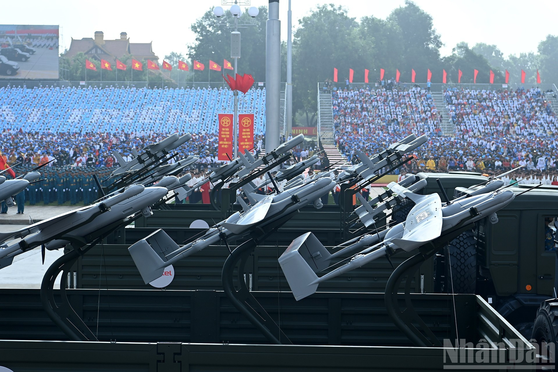 自杀式无人机在搭载人工智能后，可以配备高精度作战武器，具备极强的打击精准度。