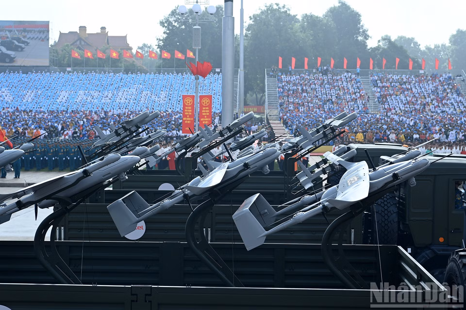 自杀式无人机在搭载人工智能后，可以配备高精度作战武器，具备极强的打击精准度。