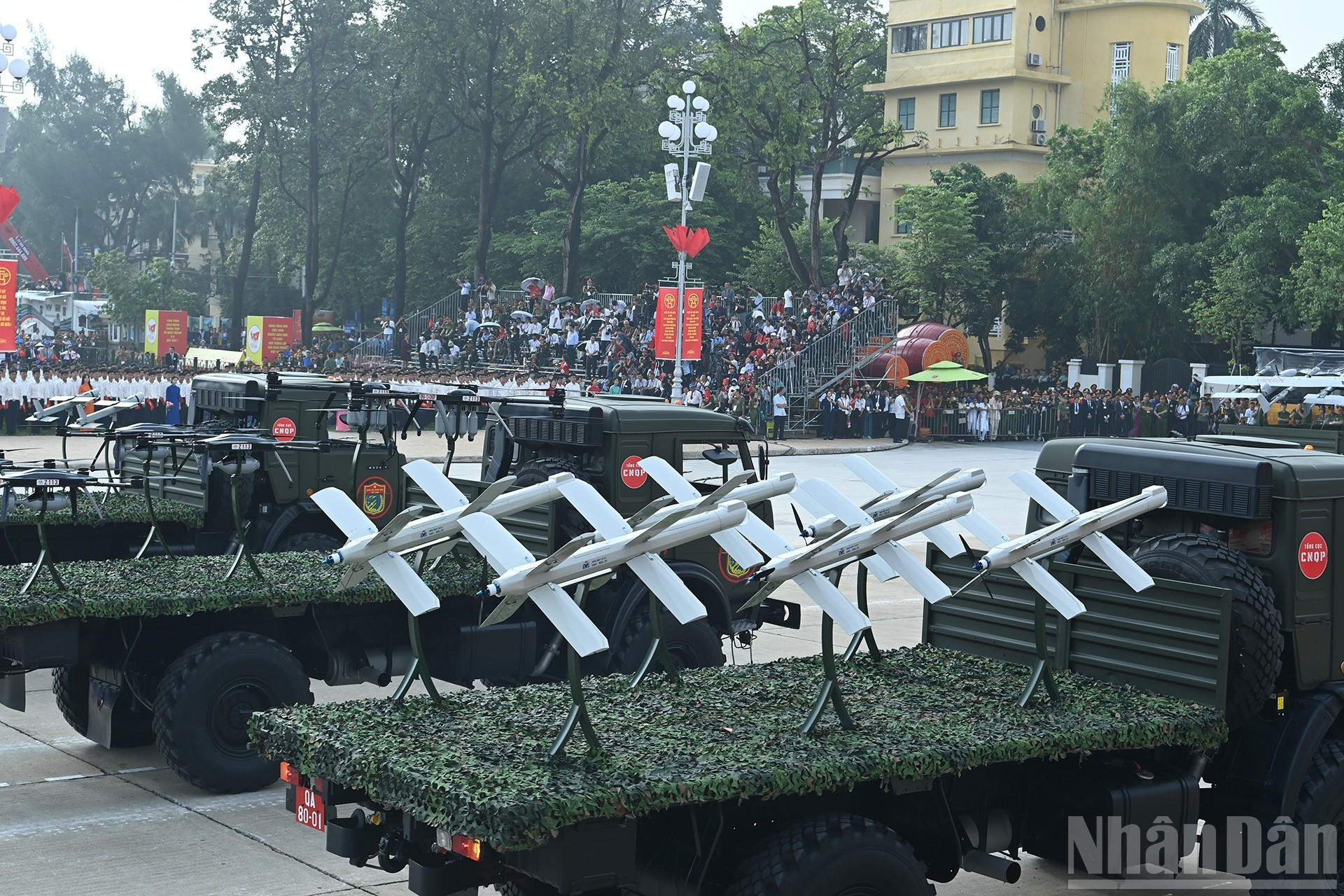 侦察无人机具有高精度探测和识别目标、垂直起降能力、集成雷达和光电传感器等特点，可服务于搜救、边境保卫、反走私、昼夜过境、分析和构建地图数据等任务。