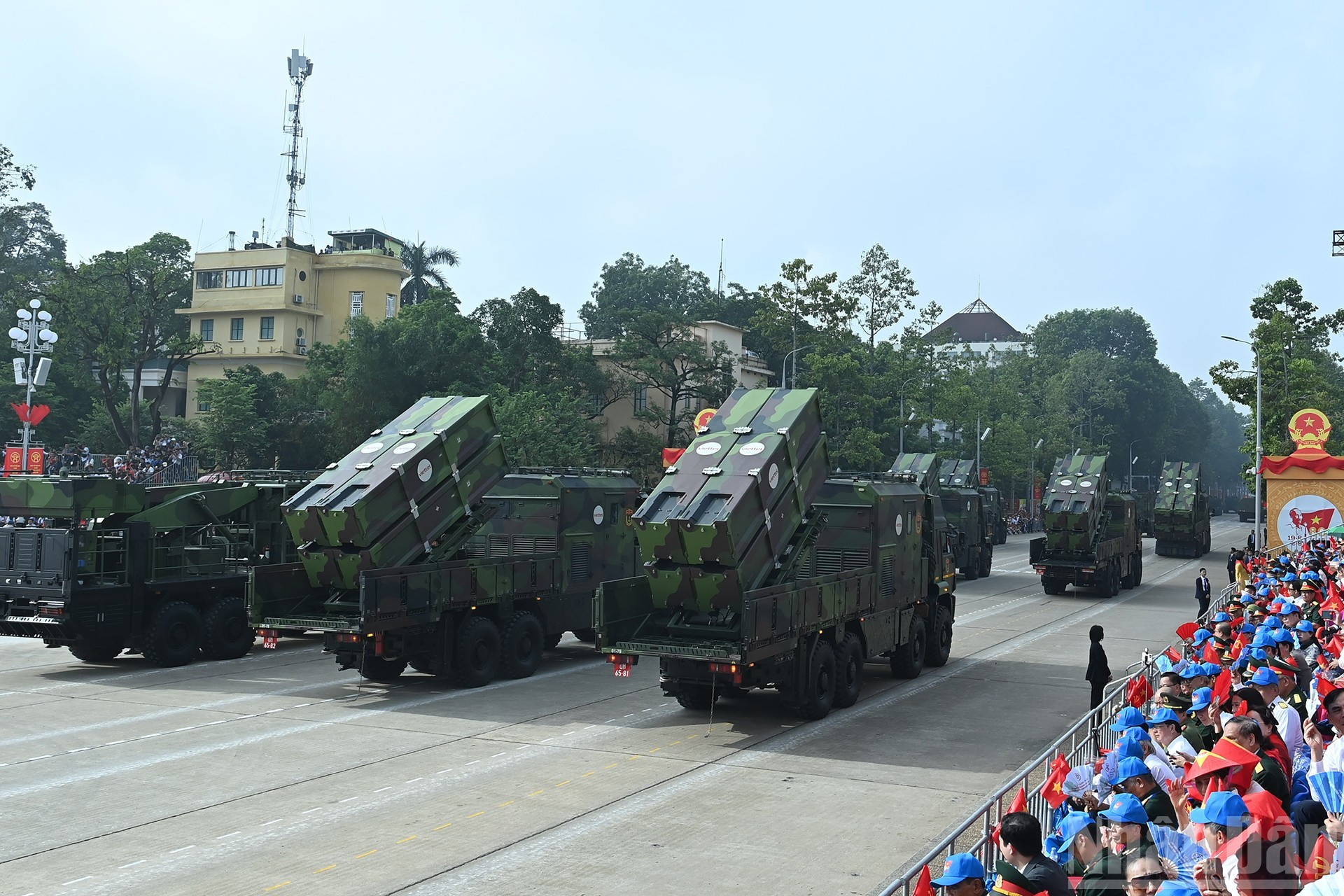 由Viettel研究和生产的“长山”导弹系统是海岸防御体系的核心组成部分之一，具备计算射击诸元和自动确定导弹弹道的能力。
