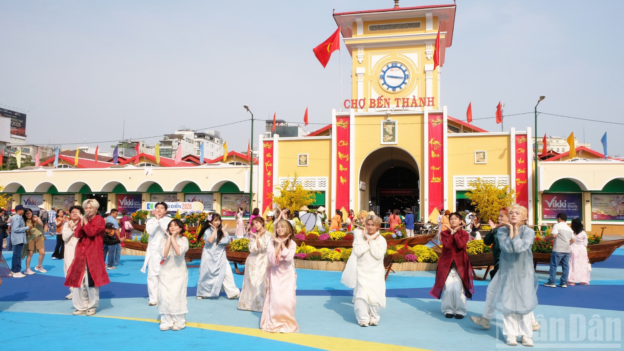 经过以波浪图案进行装饰改造的滨城市场前广场已正式开放，成为吸引大量胡志明市人民和游客前来观光打卡的热门场所。