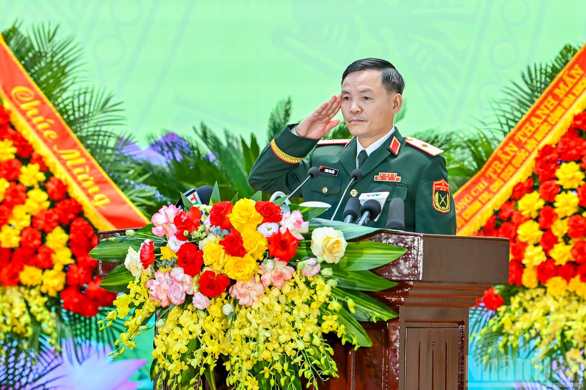 第三军区司令梁文剑少将在会上发表讲话。 第三军区司令梁文剑少将在会上发表讲话。