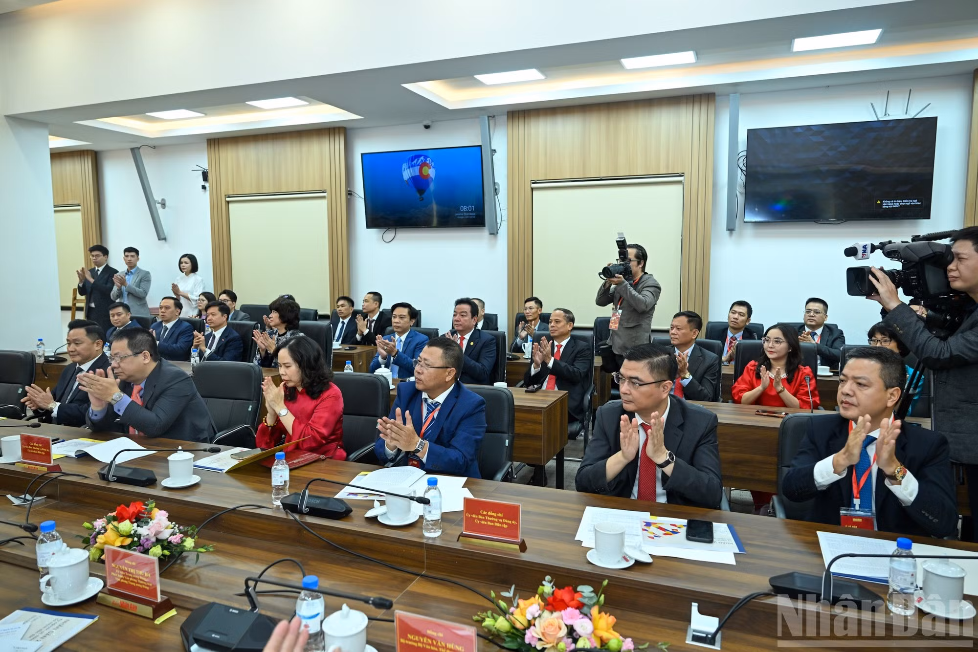 各位代表出席会议。