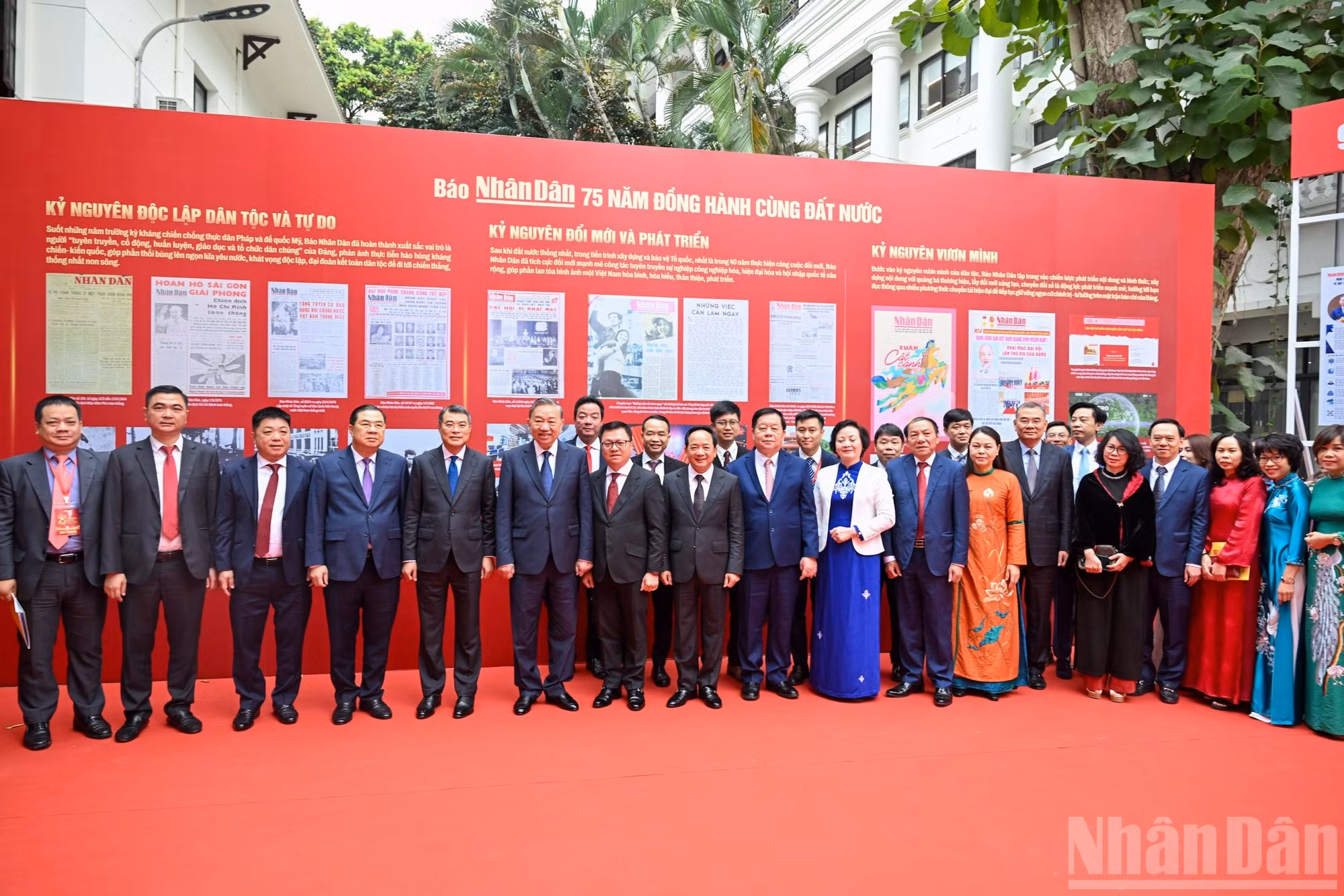 苏林总书记同党和国家领导以及《人民报》社干部、记者们合影留念。