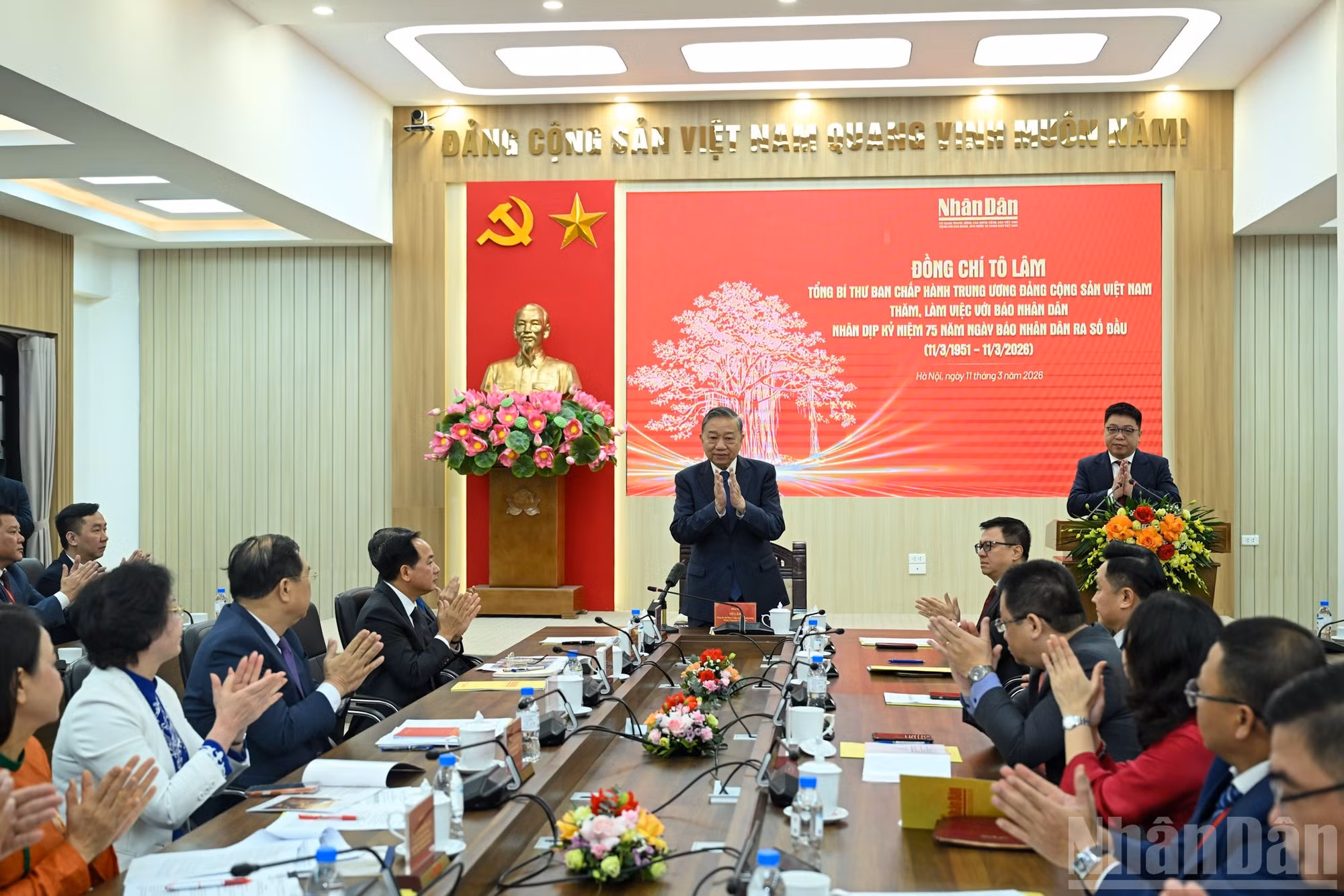 苏林总书记主持与《人民报》社的工作会议。