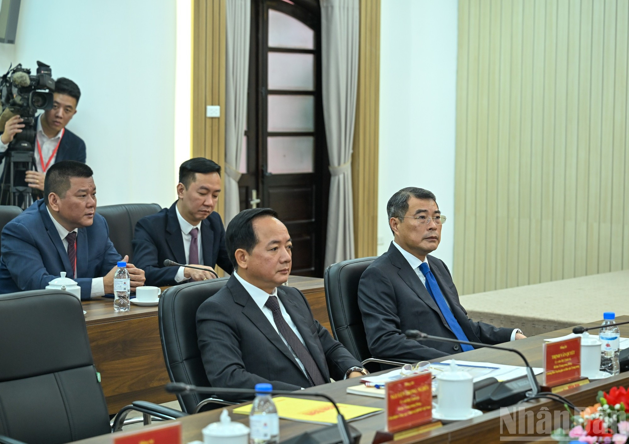 越共中央组织部部长黎明兴，中央宣教与民运部部长郑文决等代表出席会议。