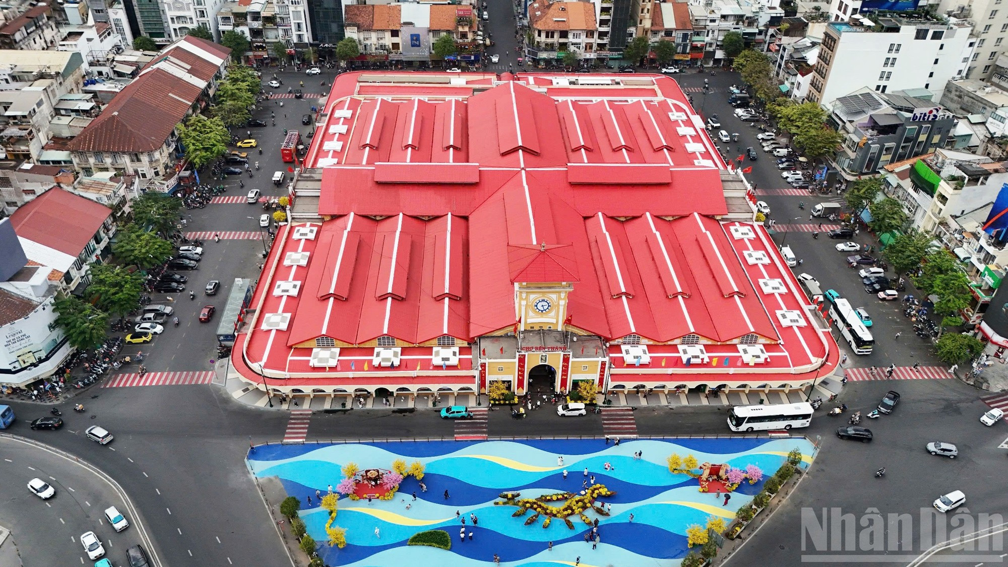 经过两周多的密集翻新，胡志明市滨城坊的滨城市场焕然一新，迎接2026丙午年春节。