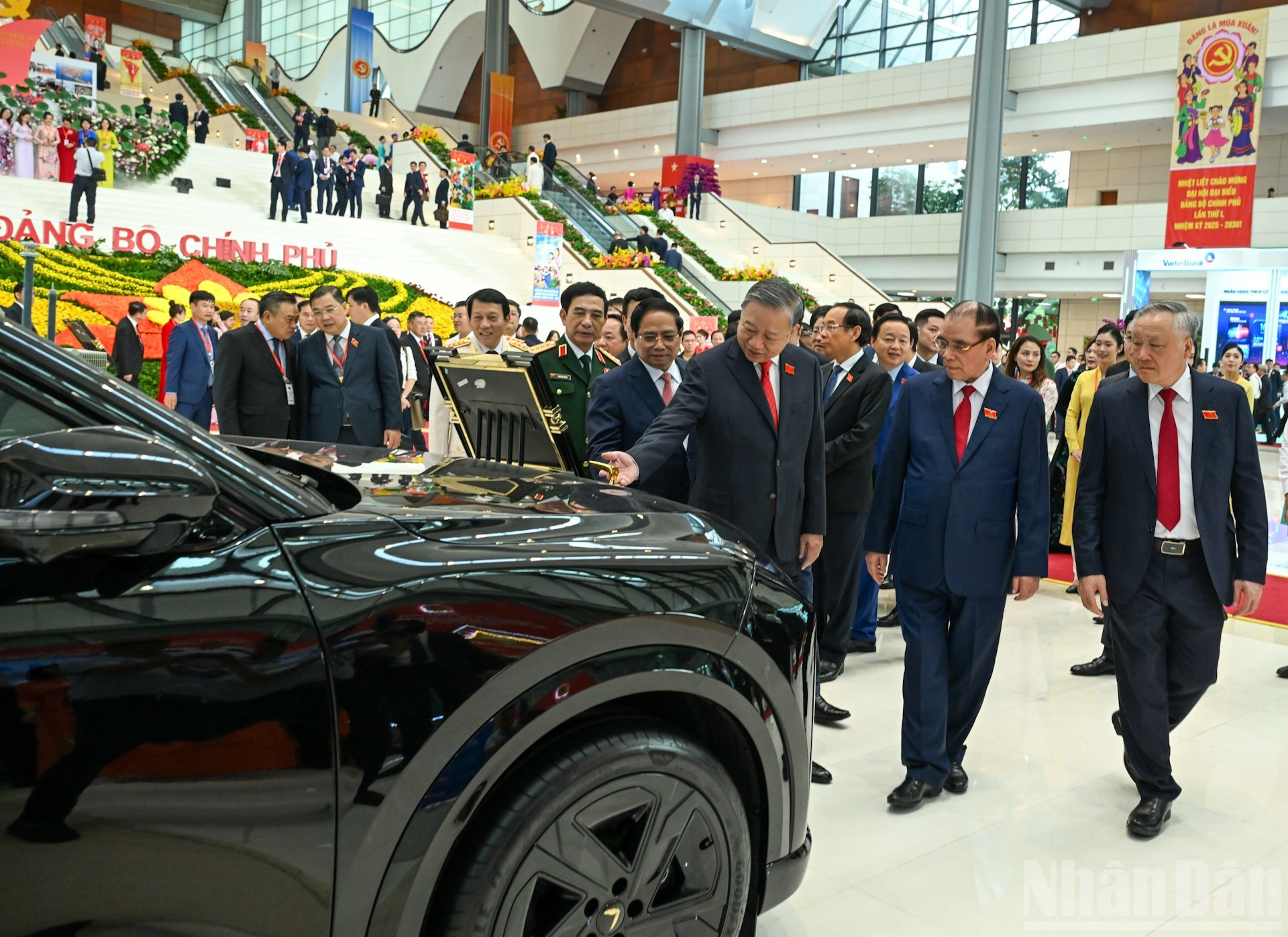 越共中央总书记苏林以及党和国家领导参观成就展览区。