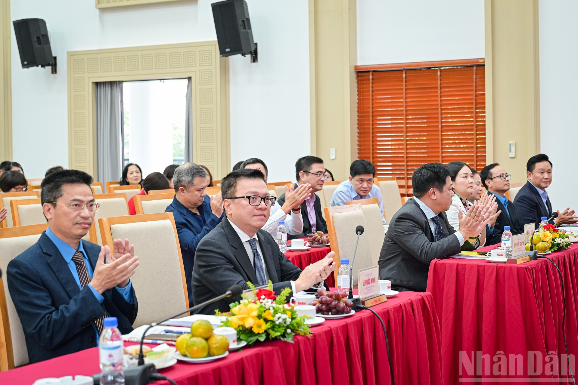 越共中央委员、《人民报》社总编辑、中央宣教与民运部副部长、越南新闻工作者协会主席黎国明以及各位代表出席会议。