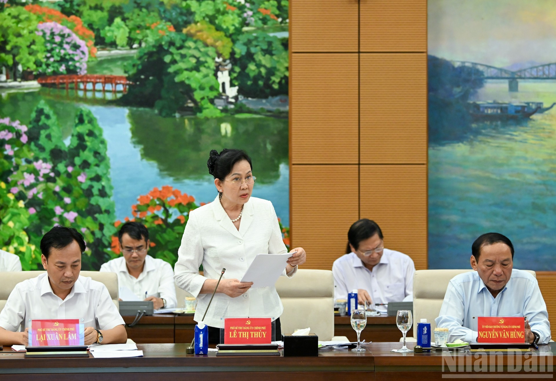 政府党委副书记黎氏水在会上作报告。 政府党委副书记黎氏水在会上作报告。