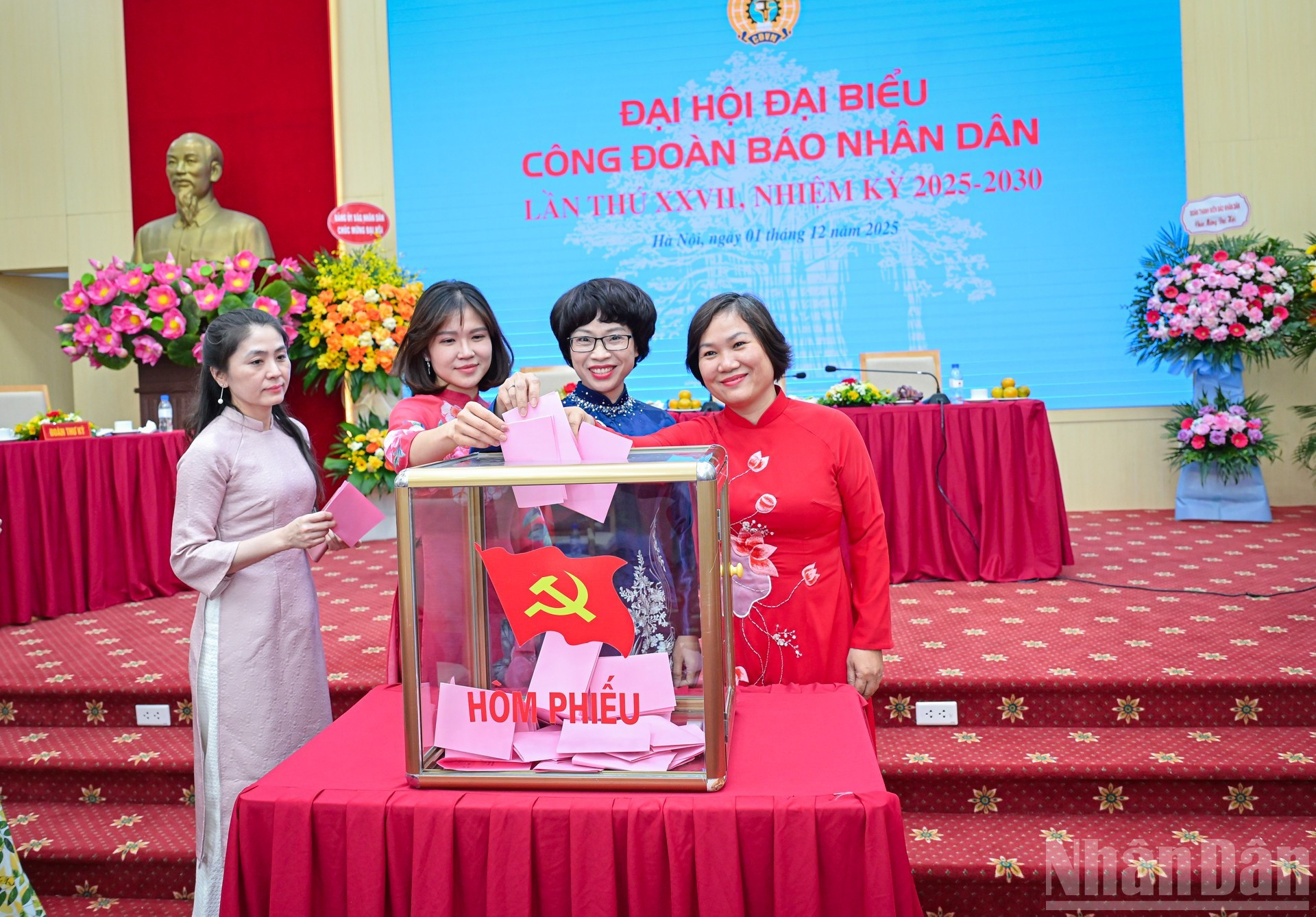 各位代表投票选举产生了越南《人民报》社工会第二十七届执行委员会（2025-2030任期）及出席上级工会代表大会的代表。