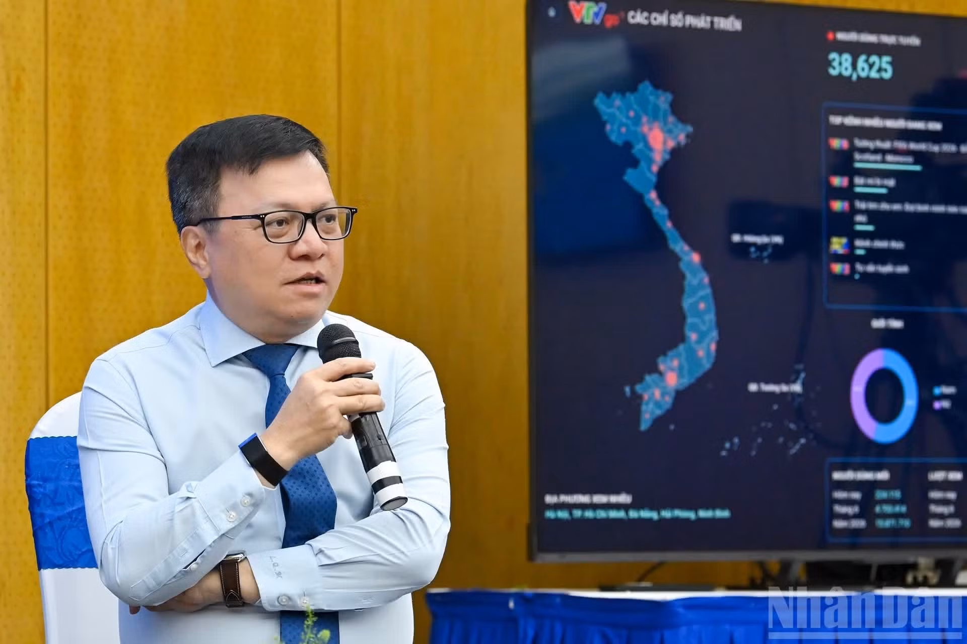 《人民报》社总编辑黎国明在讨论会上发表讲话。