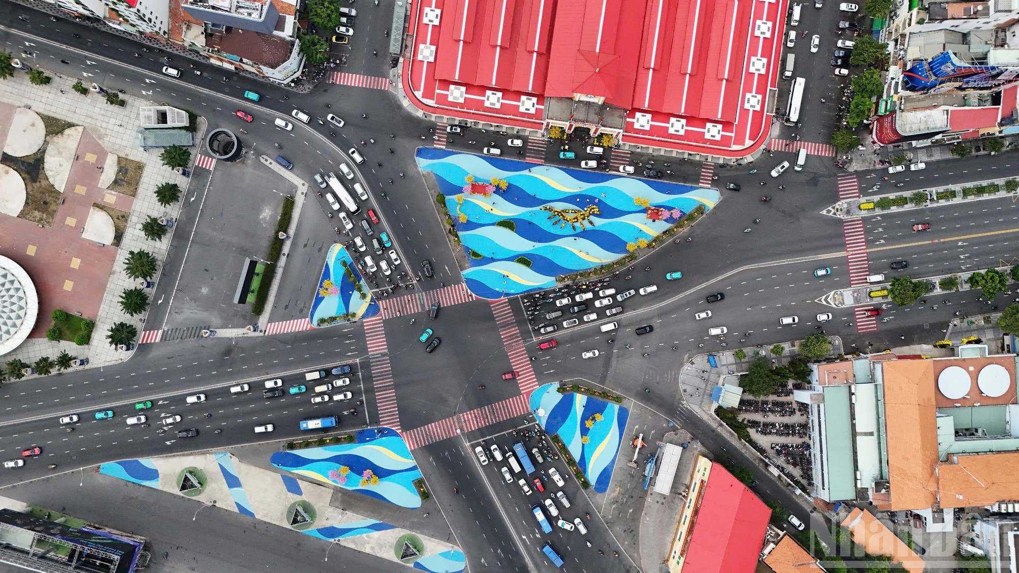 滨城市场前的广场被绘制成波浪图案，营造出新颖、生动的空间。据施工单位介绍，该设计灵感来源于南部的文化历史和独特的水道系统。