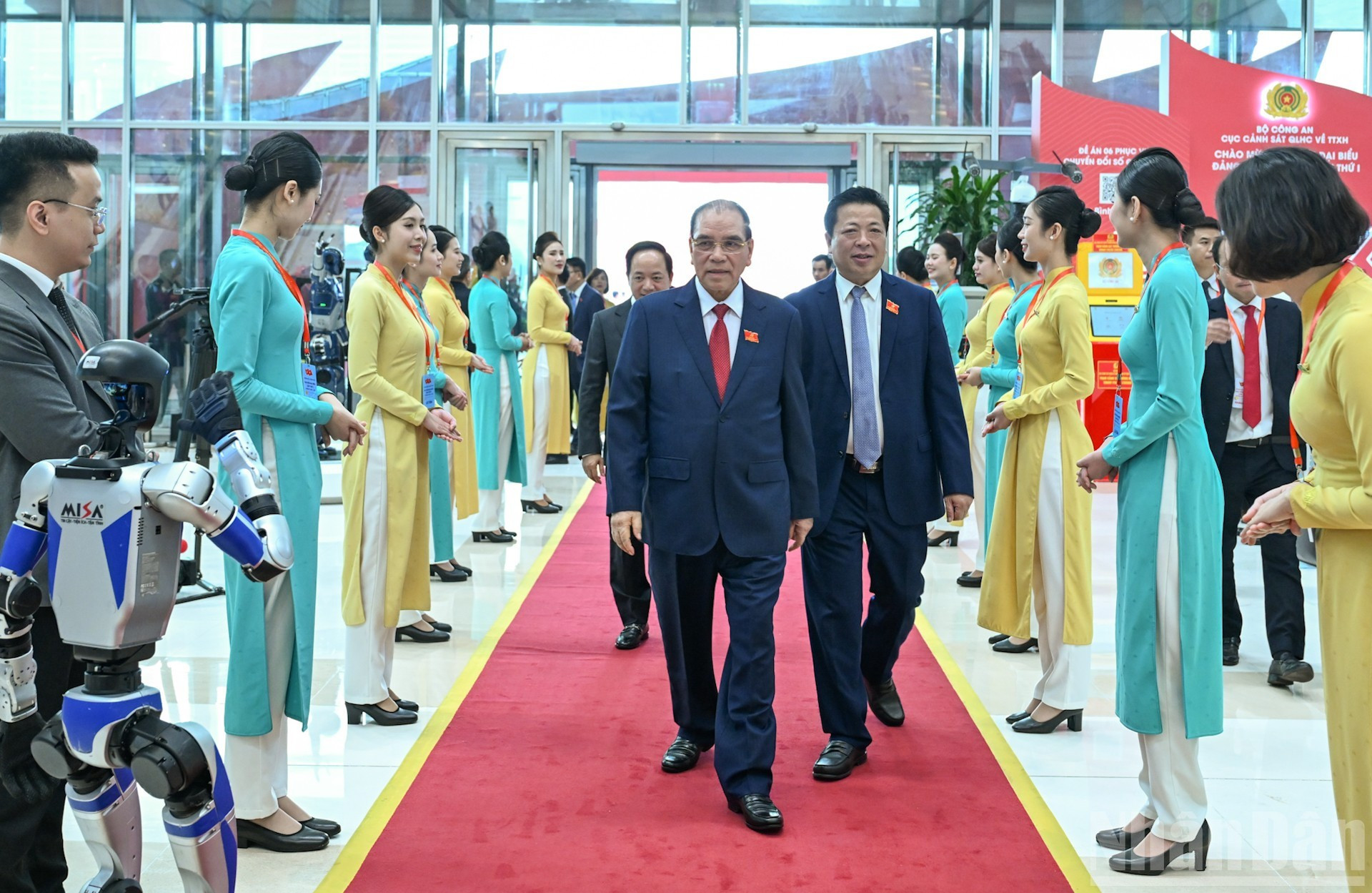 前越共中央总书记农德孟出席大会。