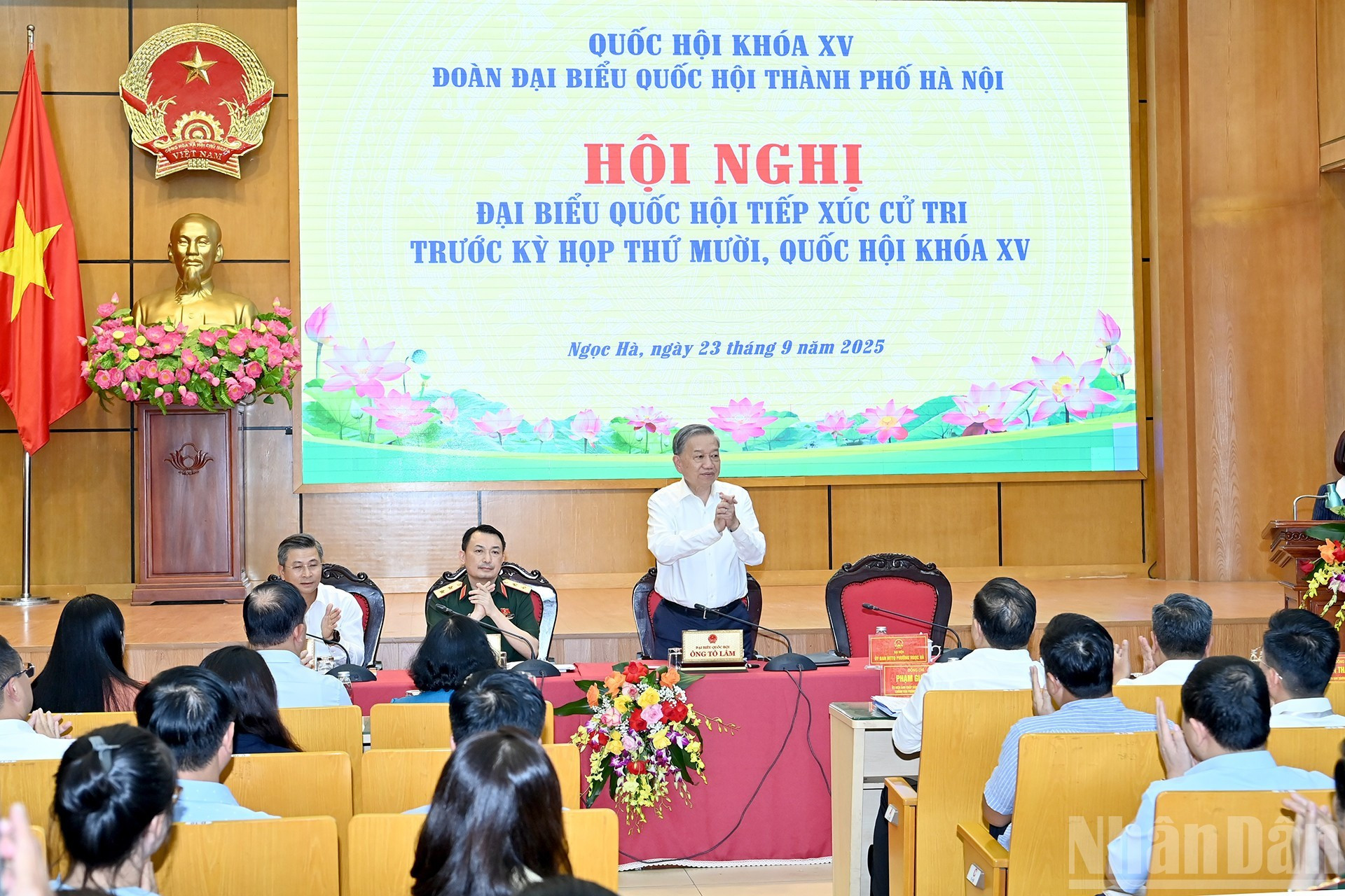 苏林总书记出席会议。 苏林总书记出席会议。