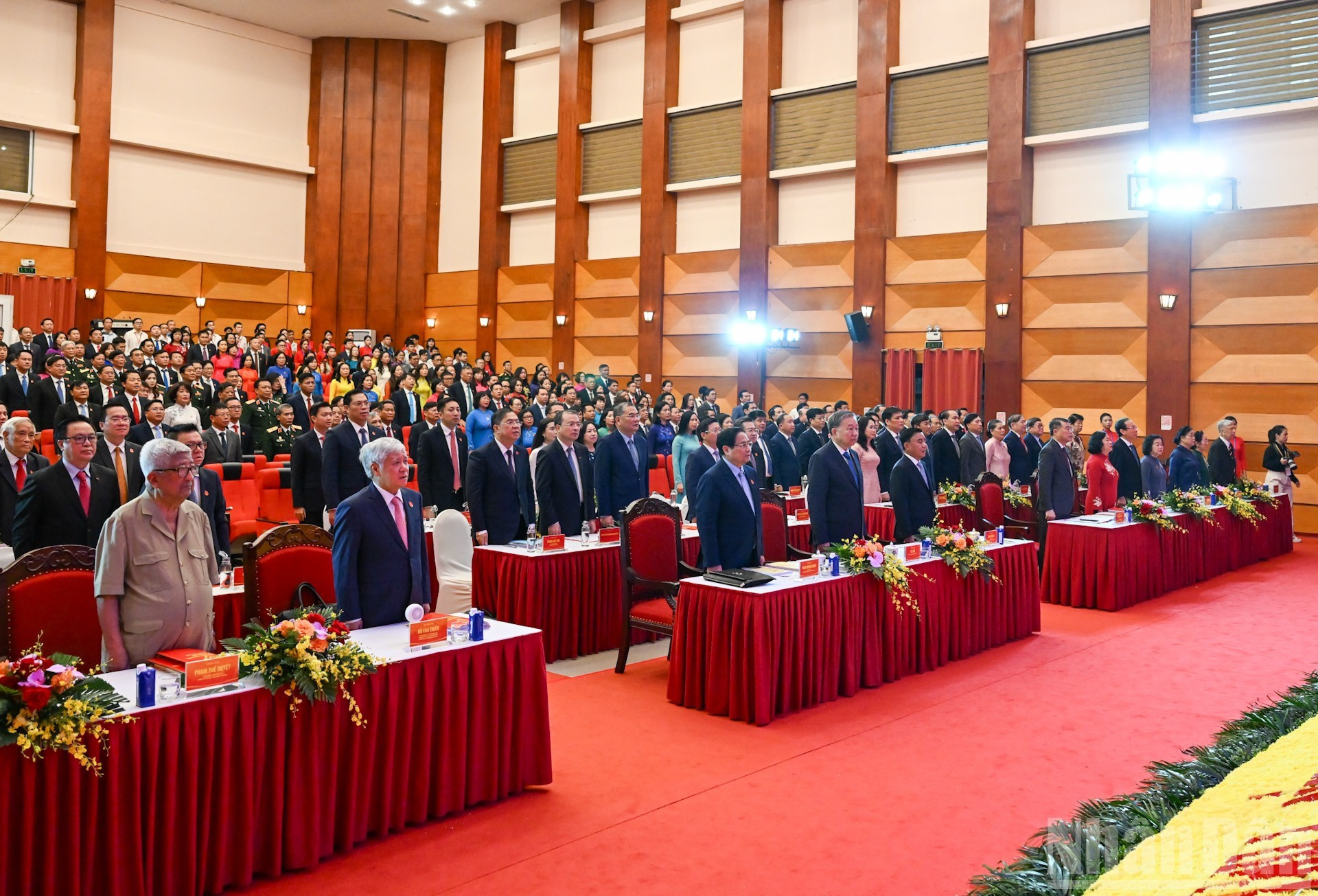 党和国家领导、前领导人实现向国旗敬礼仪式。 党和国家领导、前领导人实现向国旗敬礼仪式。