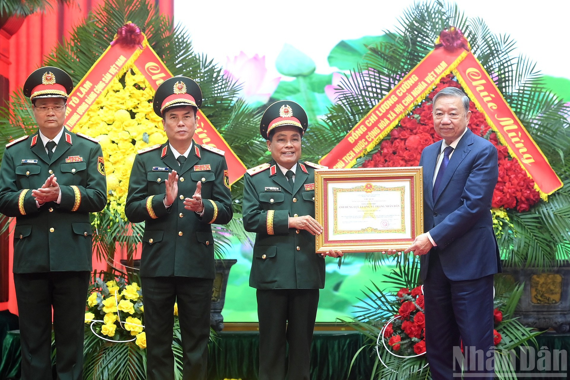 苏林总书记向后勤—技术总局授予“人民武装力量英雄”称号。